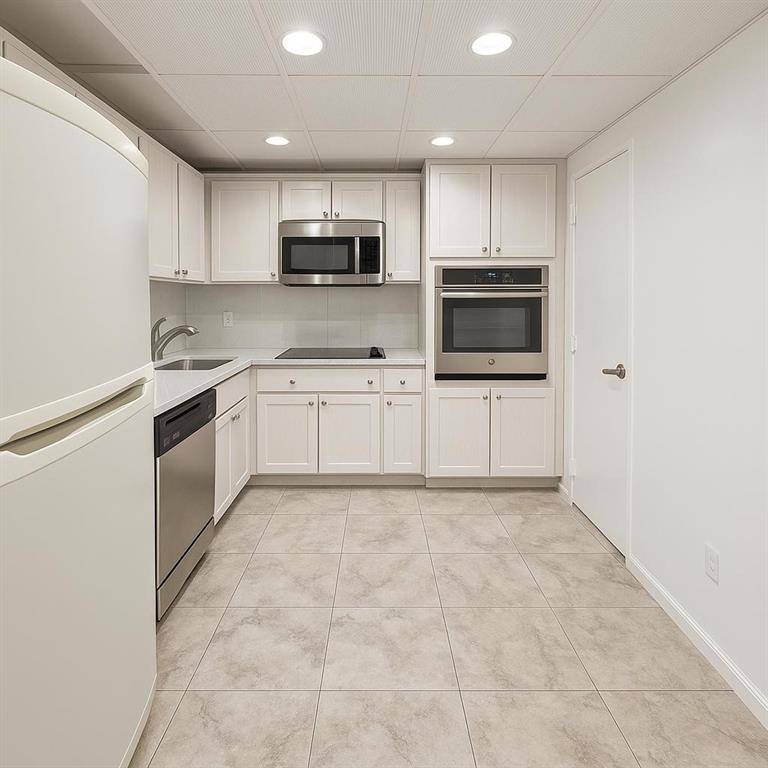 Sunny Isles Beach, FL 33160,400 Kings Point Dr #422