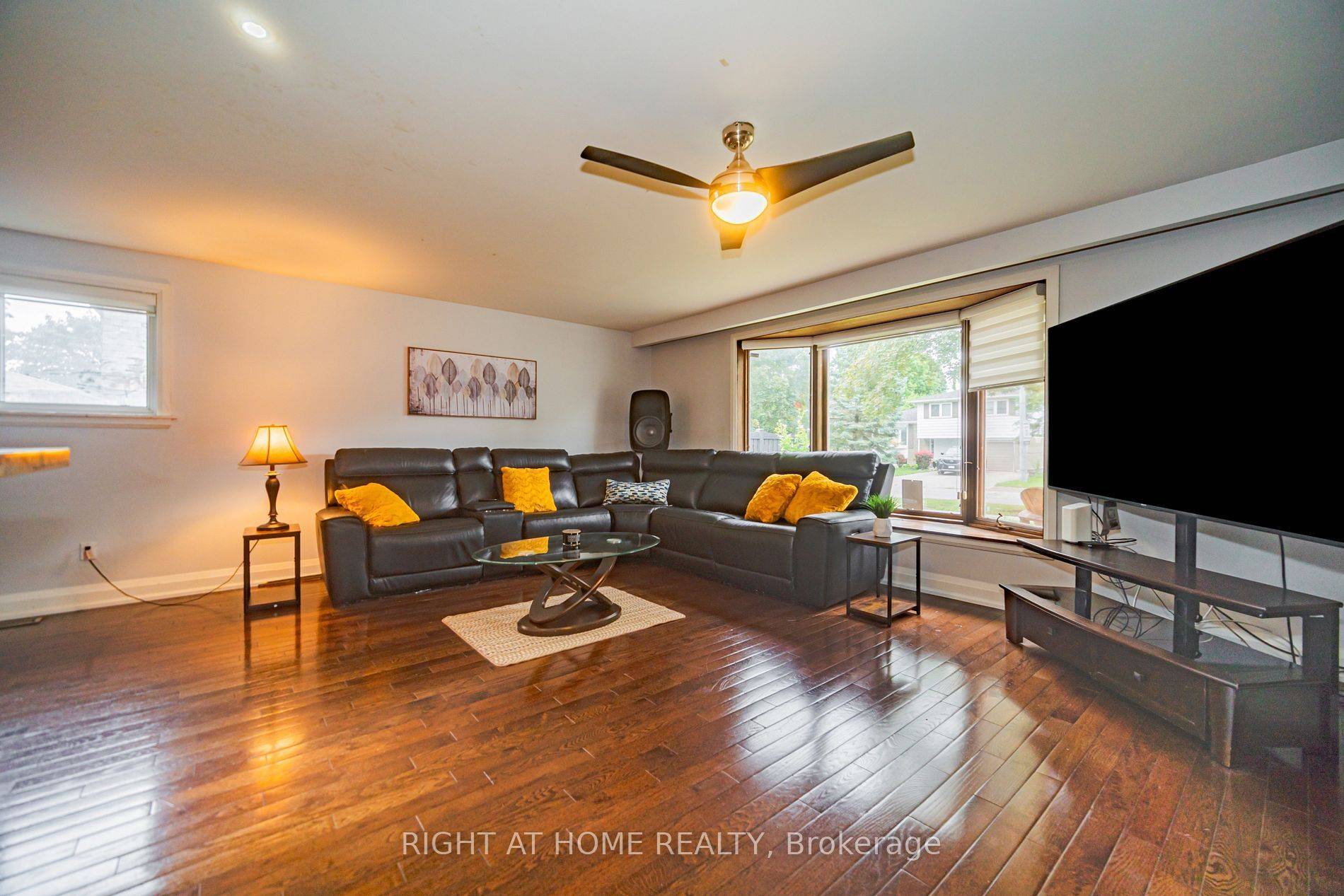 Aurora, ON L4G 2Z1,4 Devins DR