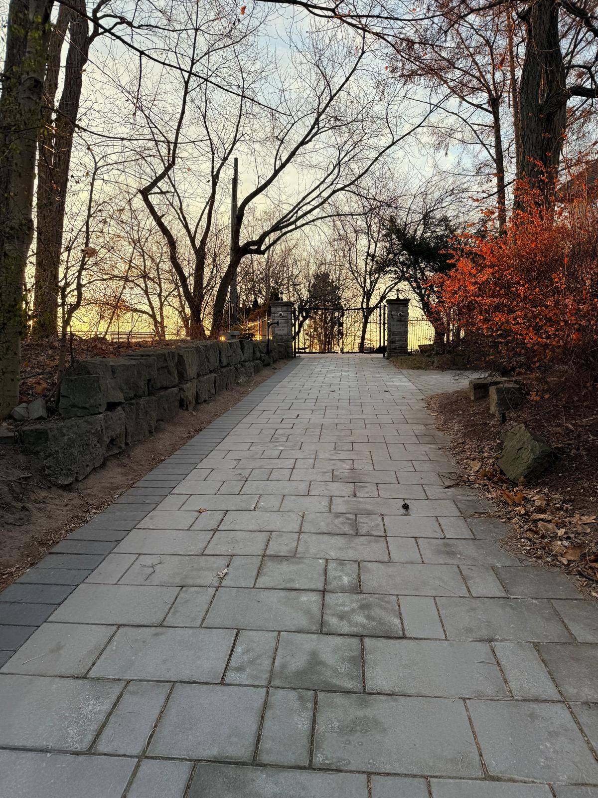 Burlington, ON L7L 2X1,100 Appleby PL