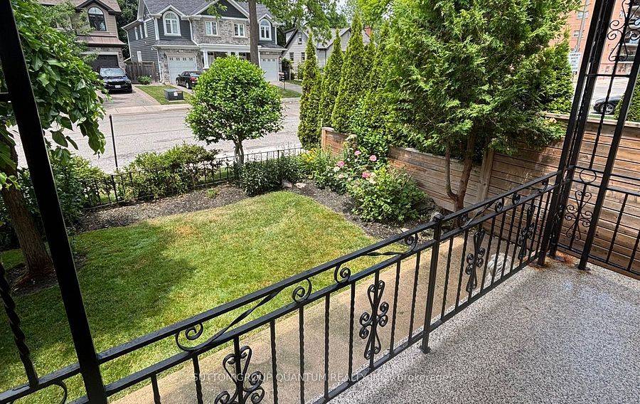 Mississauga, ON L5G 1L3,61 Forest AVE