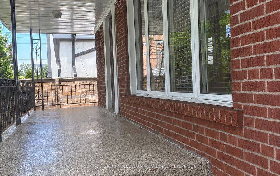 Mississauga, ON L5G 1L3,61 Forest AVE