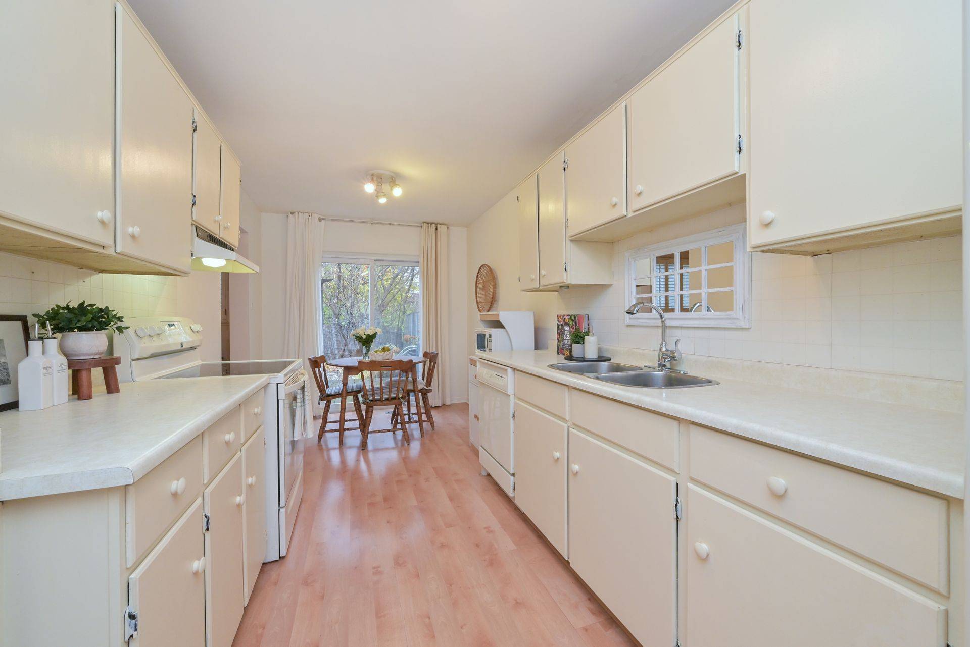 Mississauga, ON L5L 3K9,4239 Sawmill Valley DR