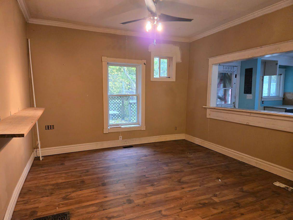 Niagara Falls, ON L2E 2X8,4336 Elgin ST