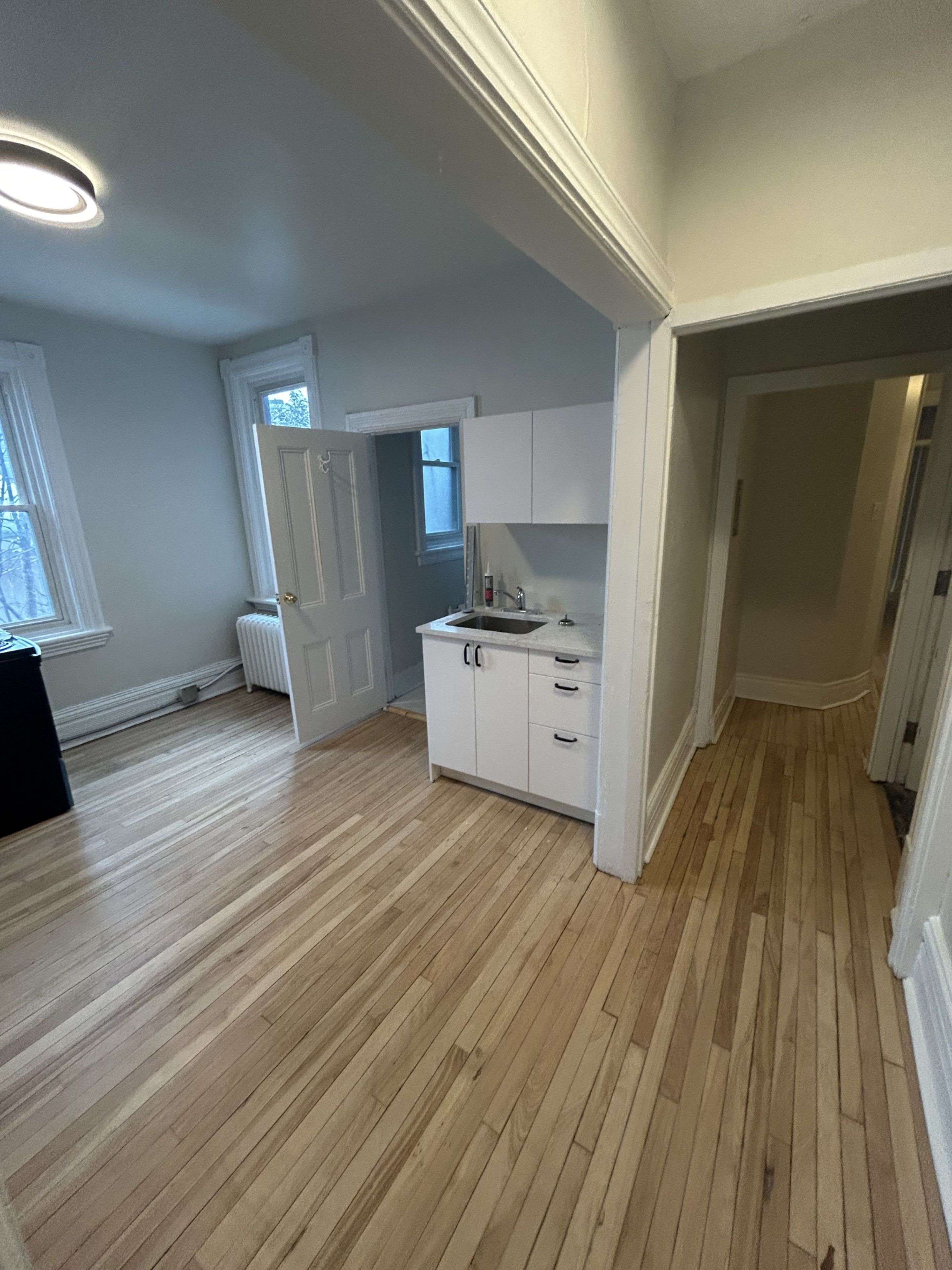 Ottawa Centre, ON K2P 0H5,54 Somerset ST W #3