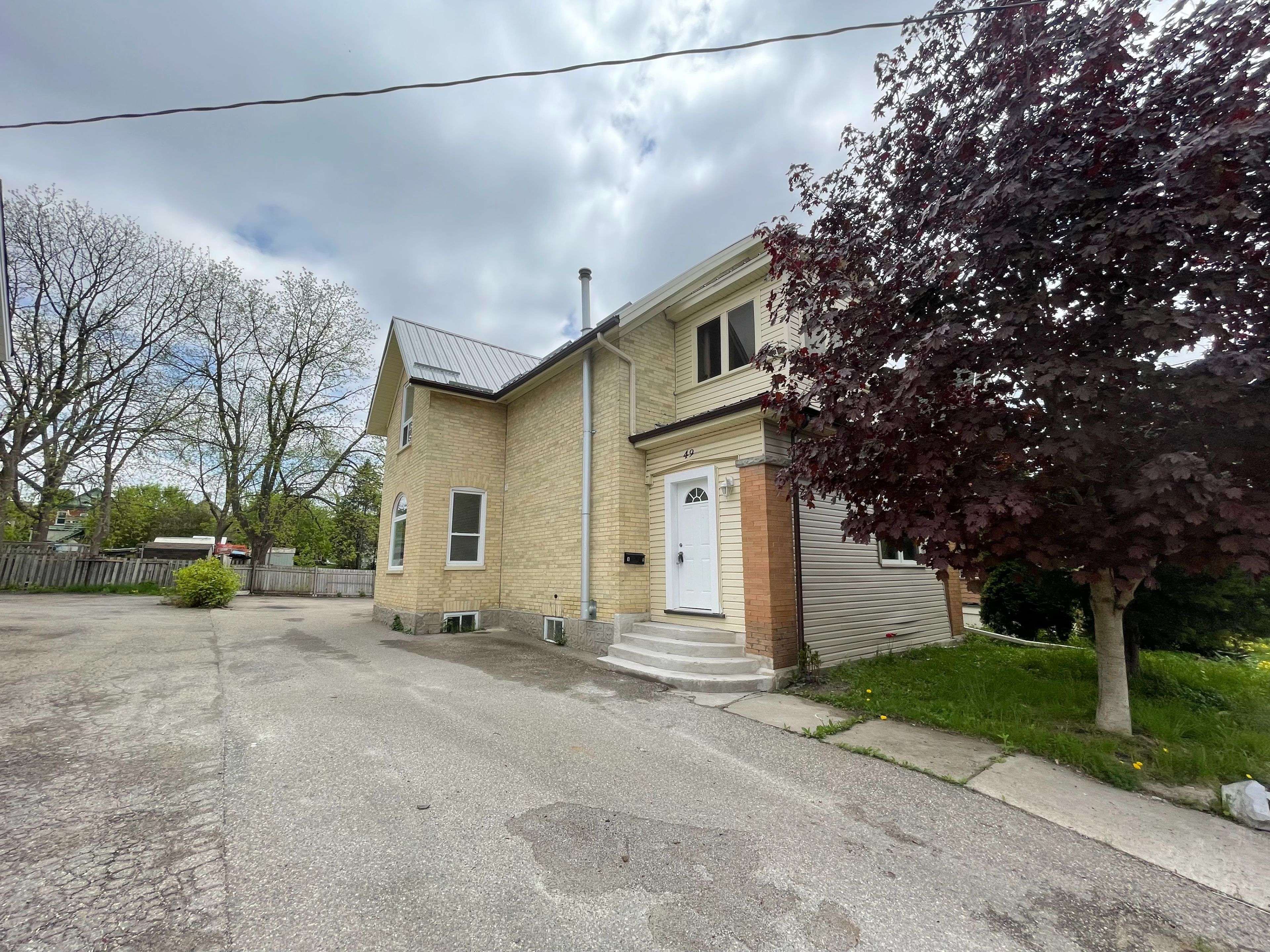 Kitchener, ON N2H 2Z5,49 Madison AVE N #1