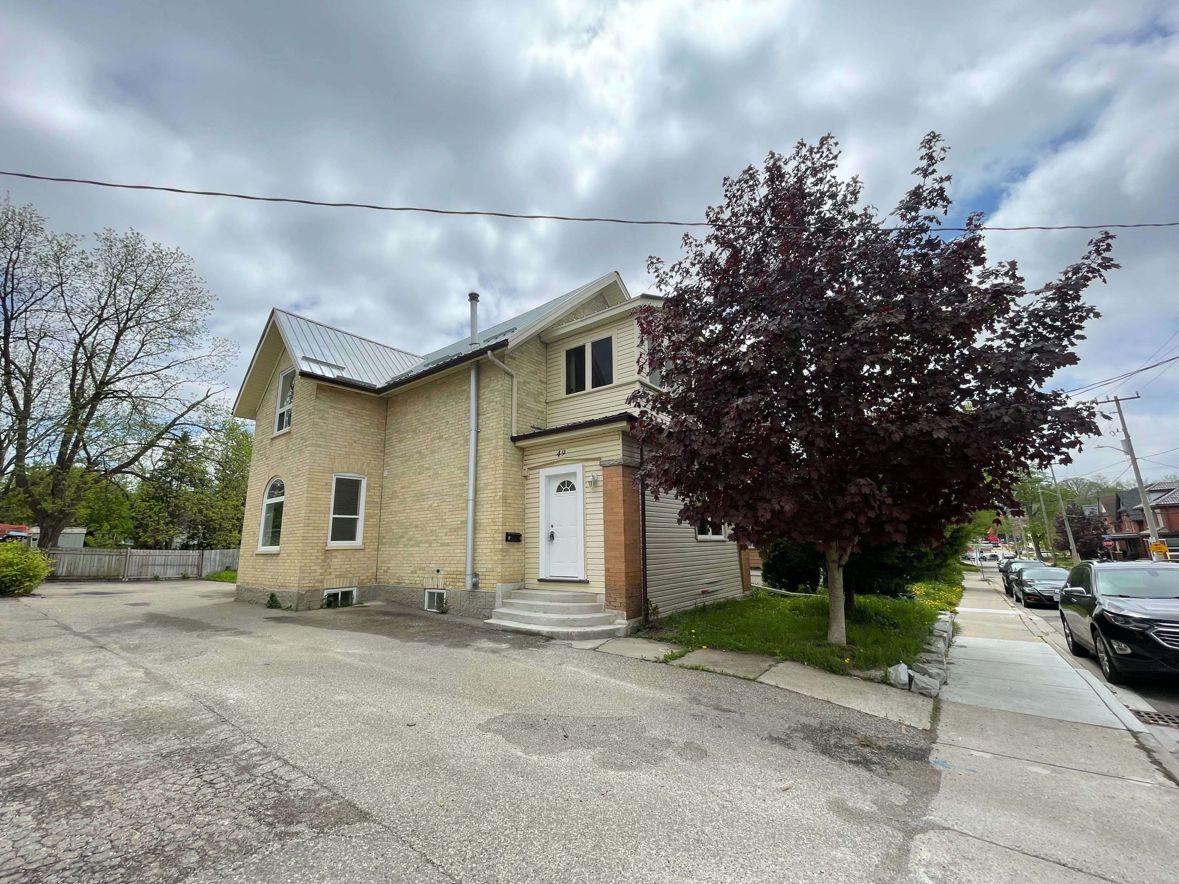 Kitchener, ON N2H 2Z5,49 Madison AVE N #1