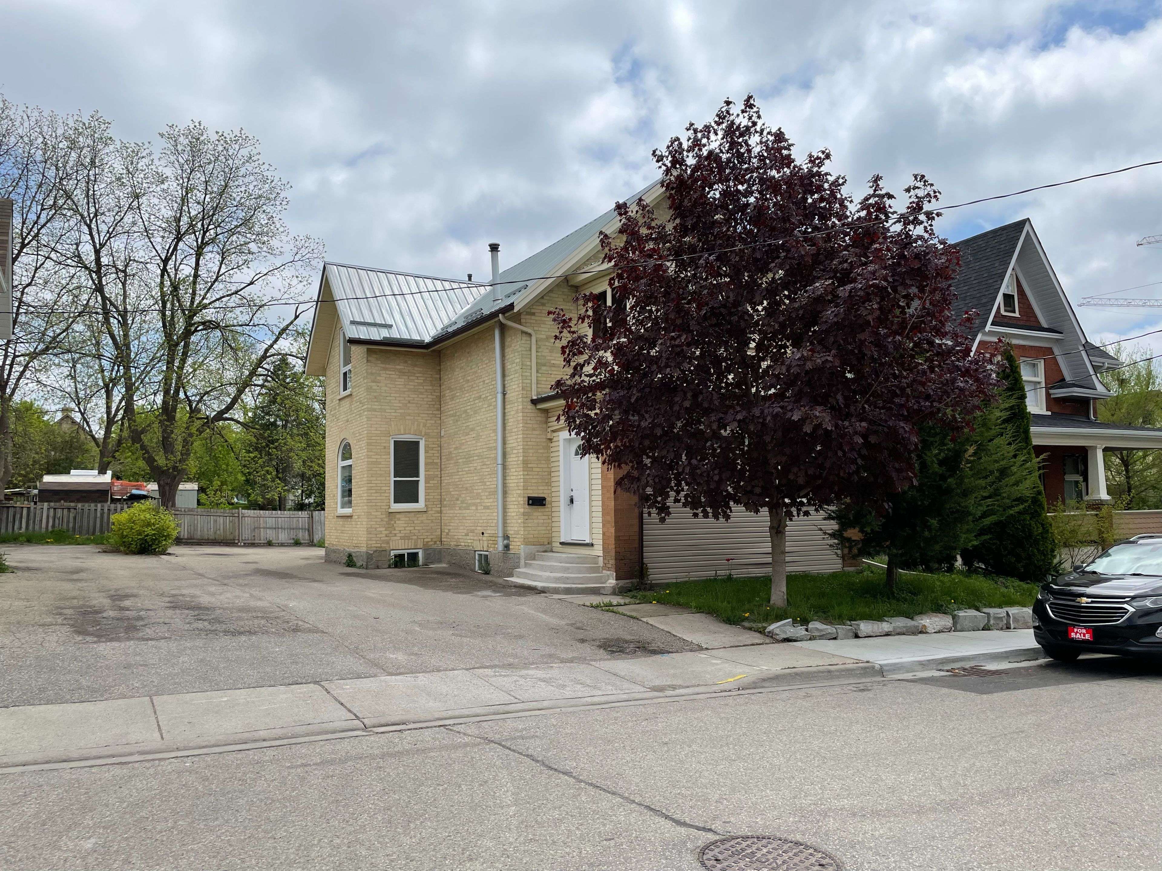 Kitchener, ON N2H 2Z5,49 Madison AVE N #1