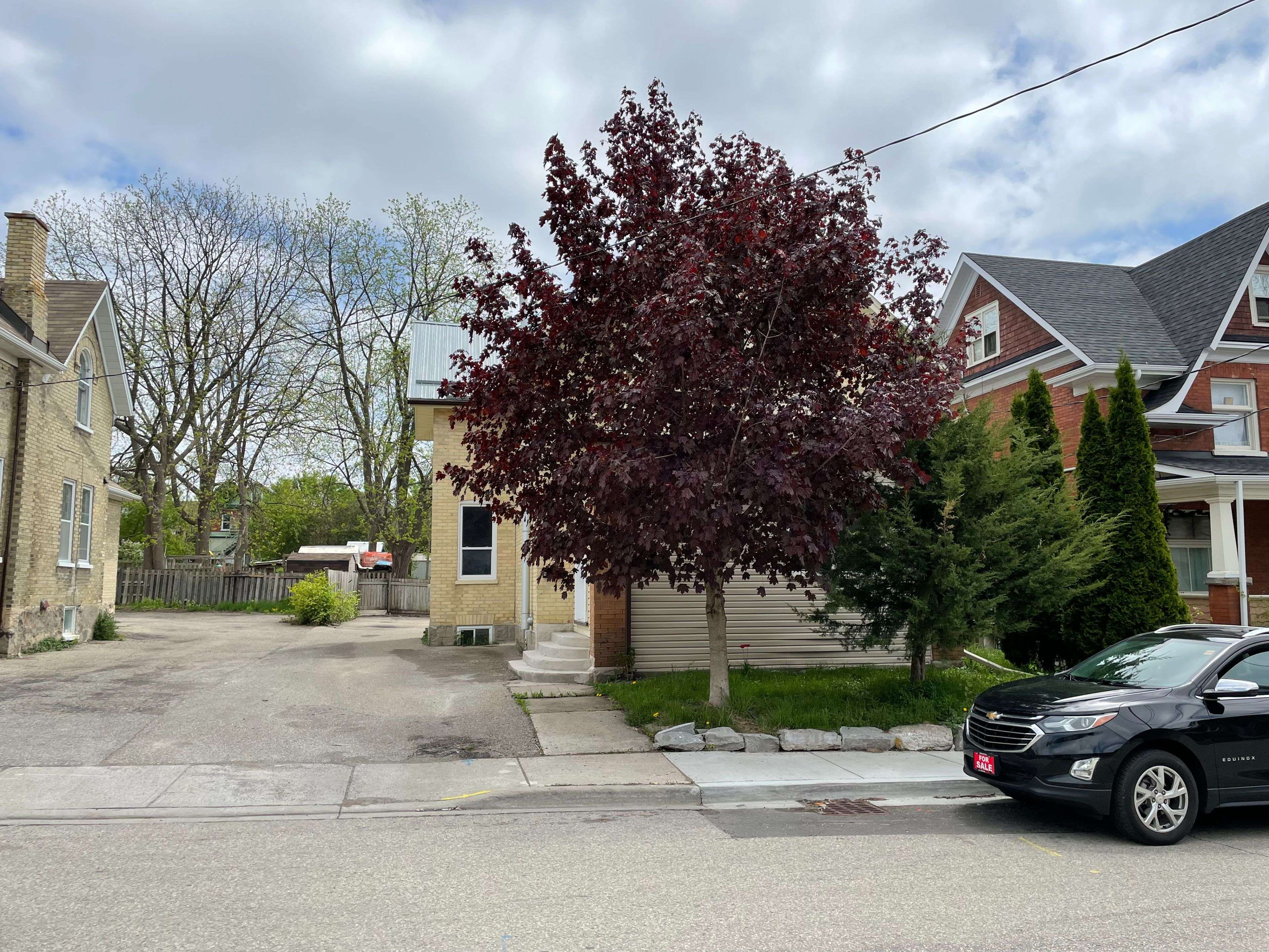 Kitchener, ON N2H 2Z5,49 Madison AVE N #1