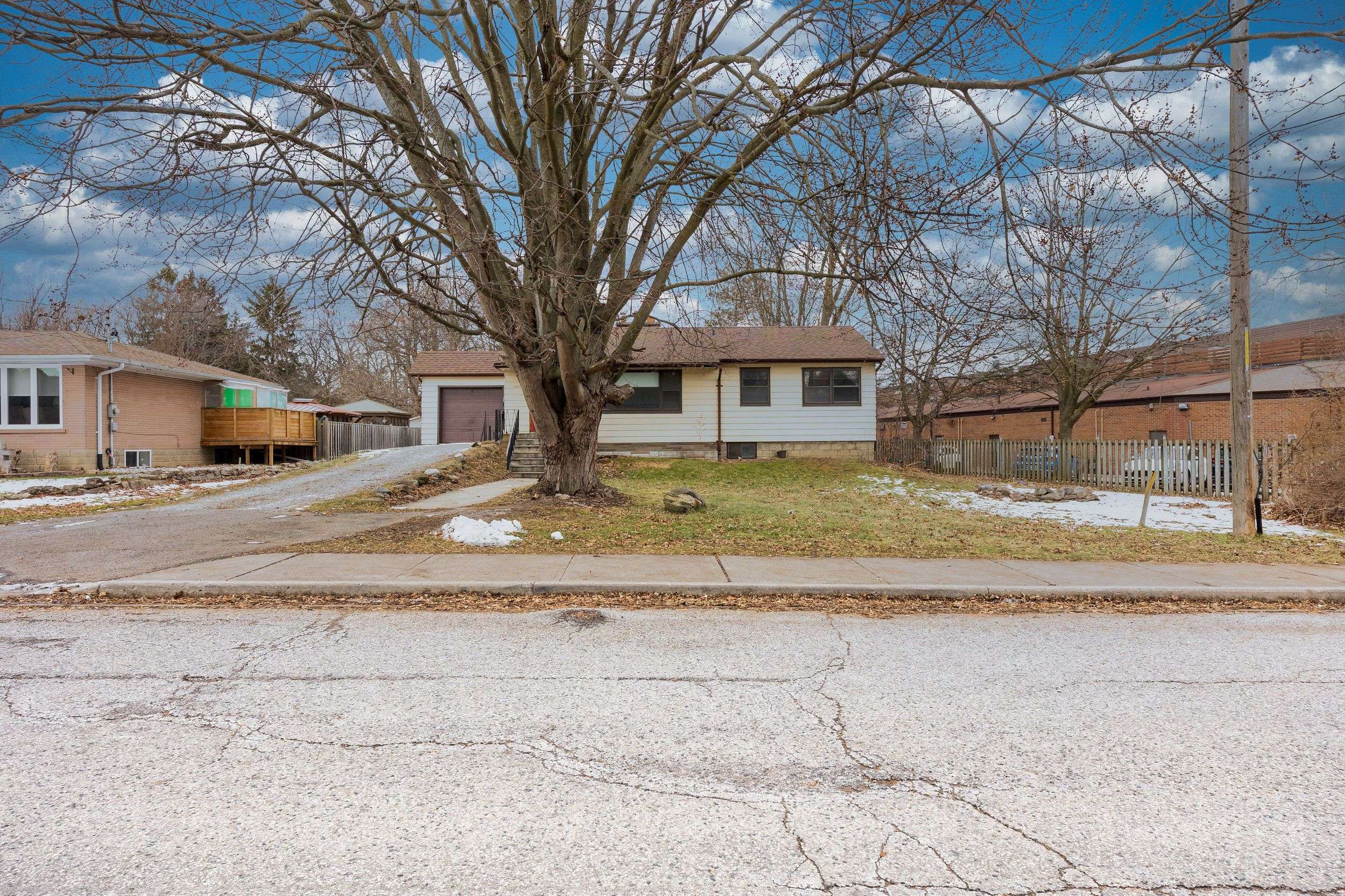 Pickering, ON L1V 1W9,1911 Glenview RD