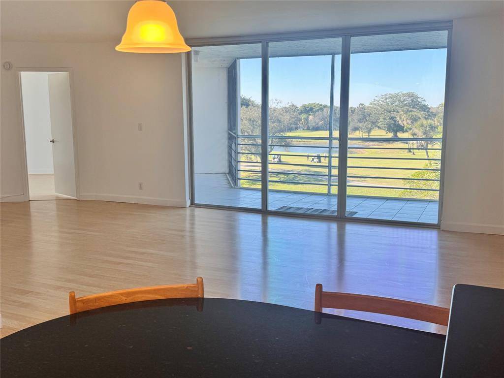 Pompano Beach, FL 33069,3980 Oaks Clubhouse Dr #405