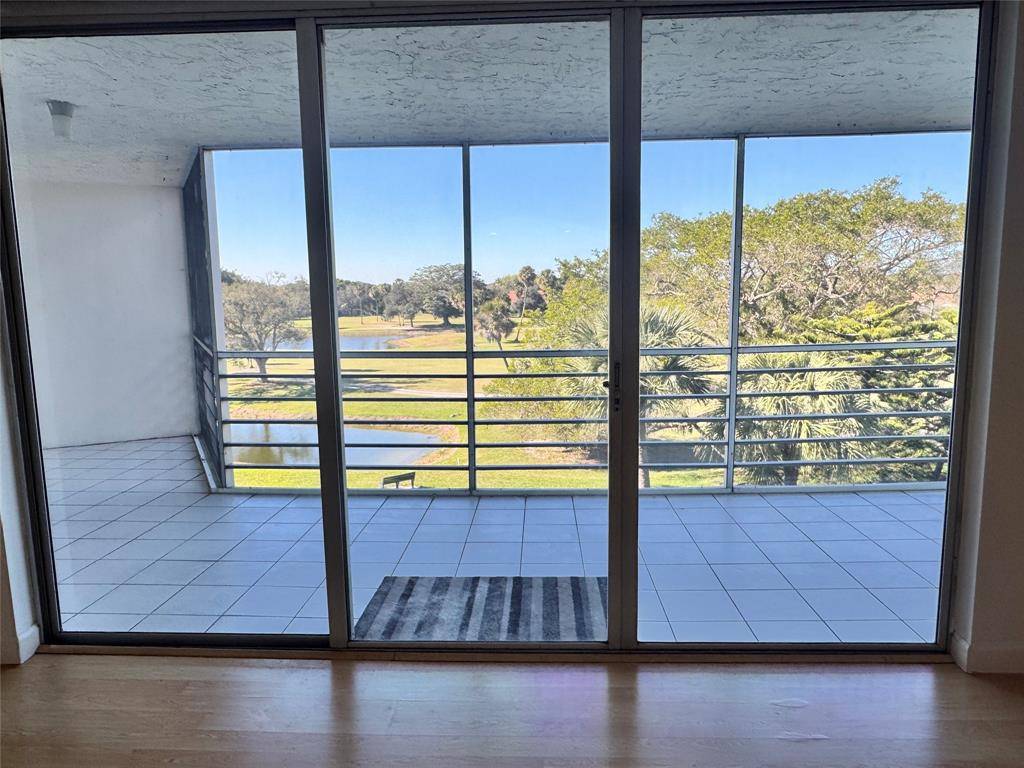 Pompano Beach, FL 33069,3980 Oaks Clubhouse Dr #405