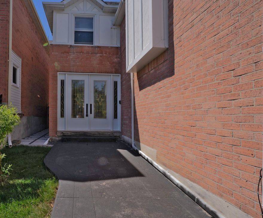 Vaughan, ON L4J 4W7,85 Glen CRES #Main Floor