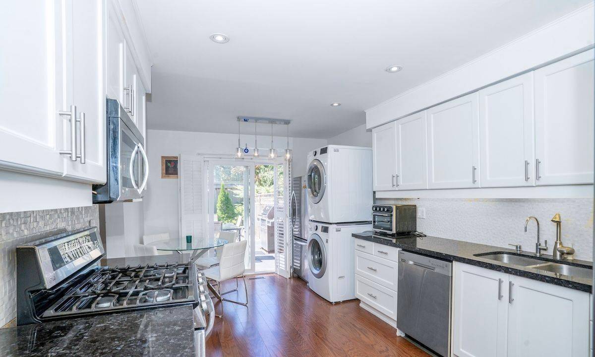 Vaughan, ON L4J 4W7,85 Glen CRES #Main Floor