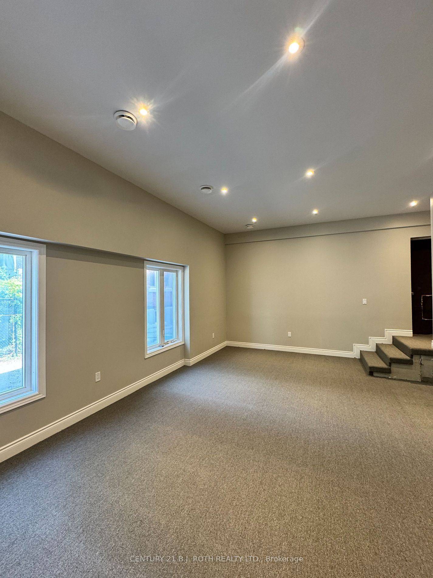 Barrie, ON L4N 1T1,58 Mary ST #Back