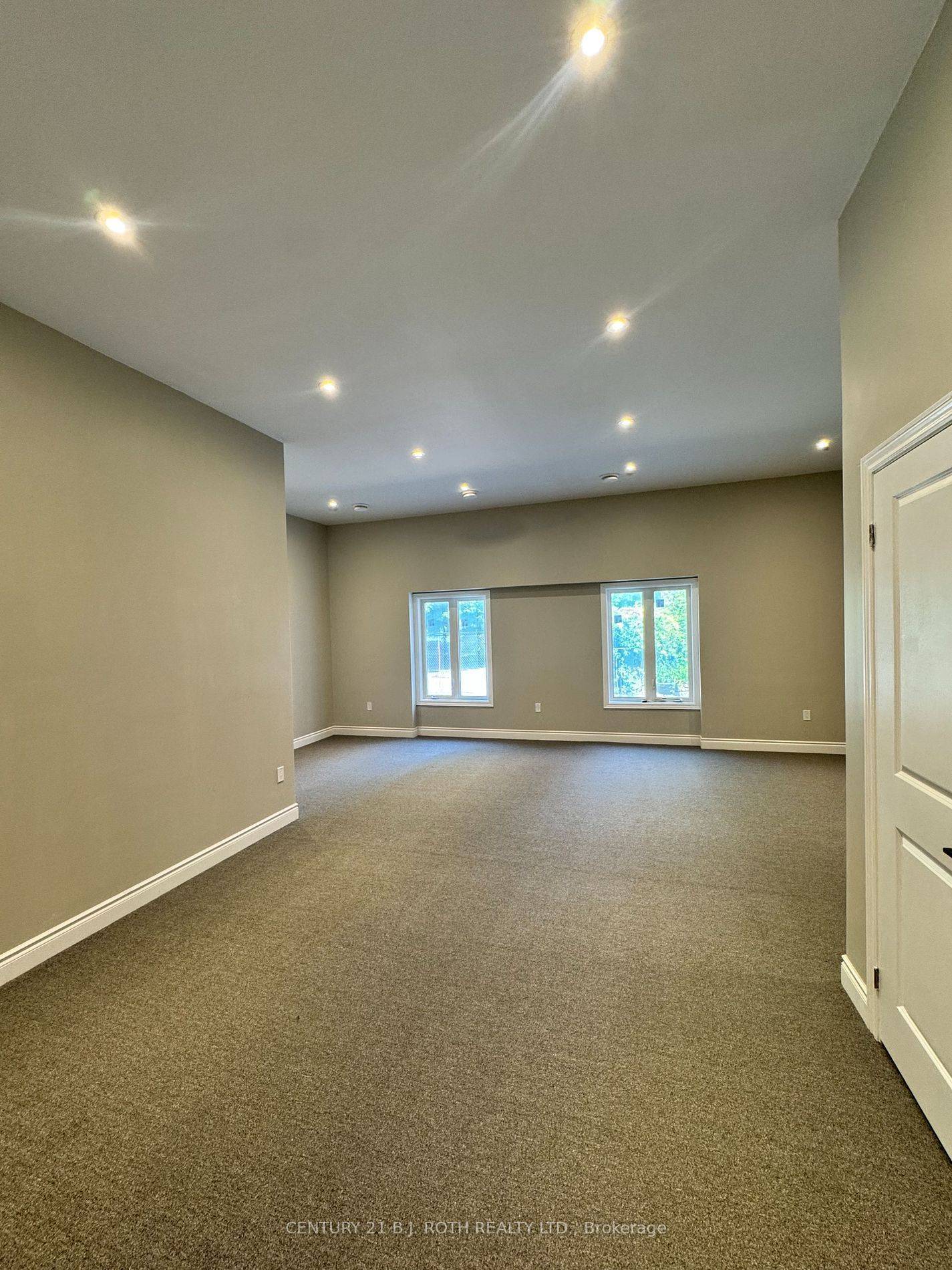 Barrie, ON L4N 1T1,58 Mary ST #Back