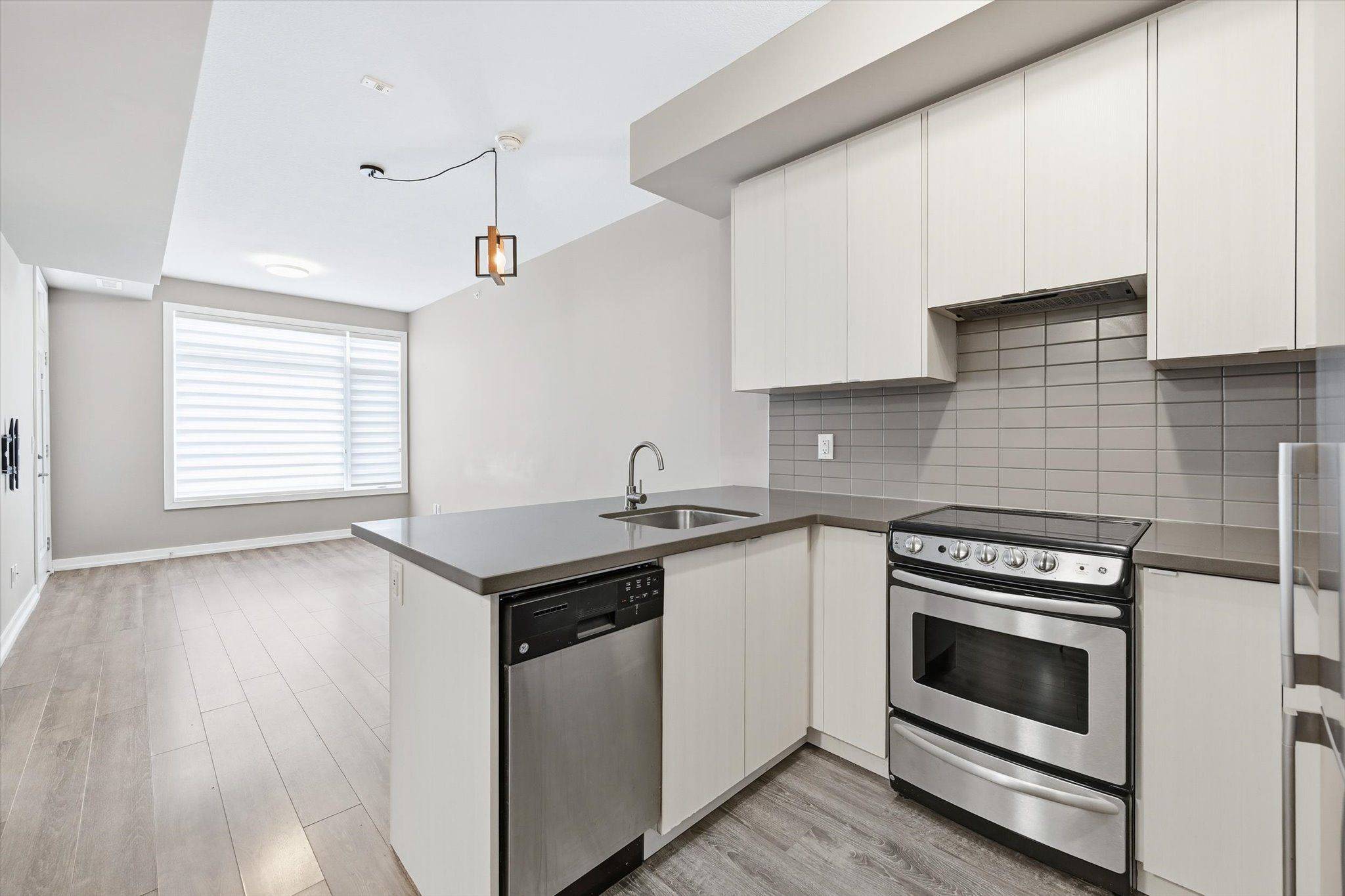 Burlington, ON L7T 0B8,457 Plains RD E #320