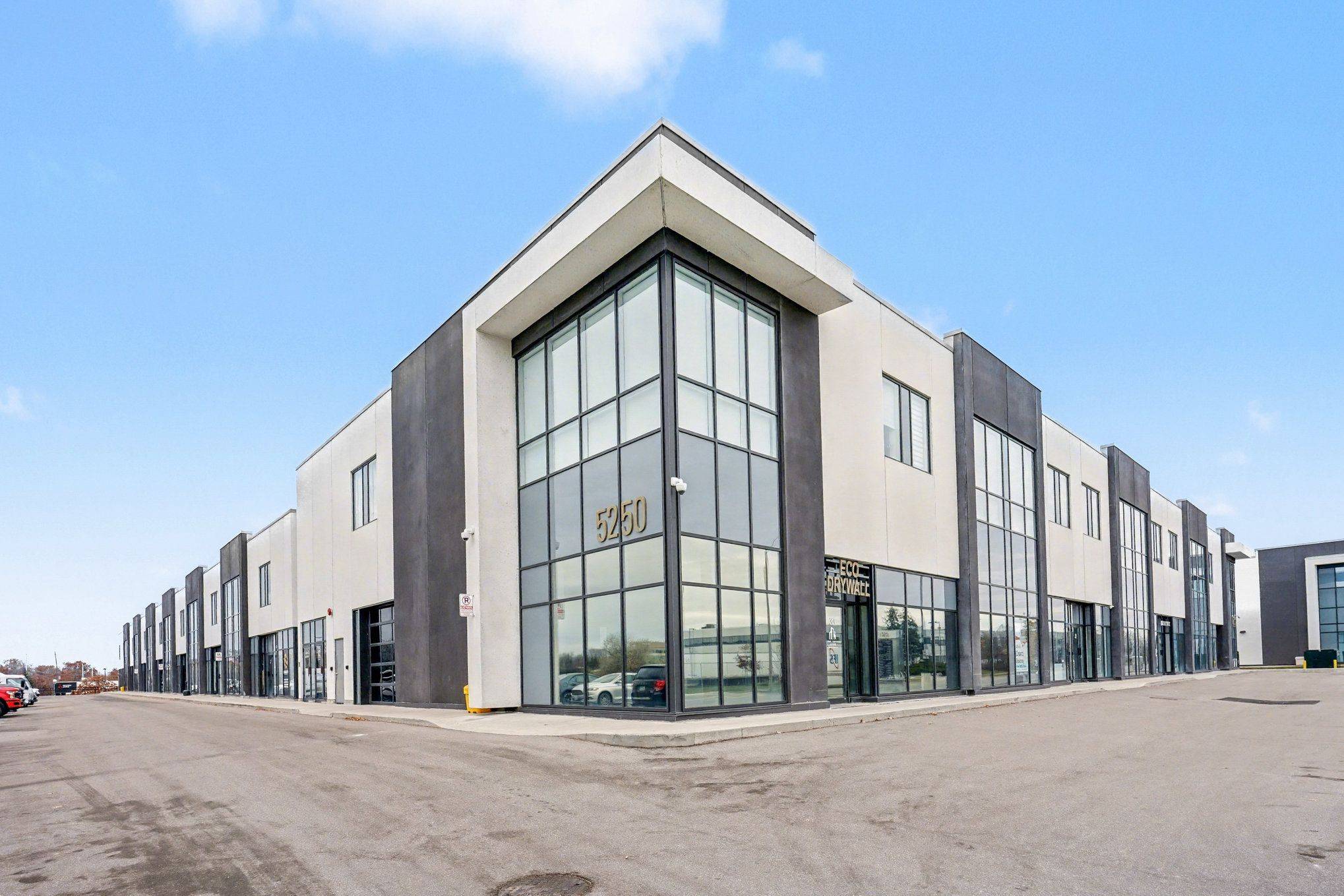 Mississauga, ON L4W 5M8,5250 Solar DR #33