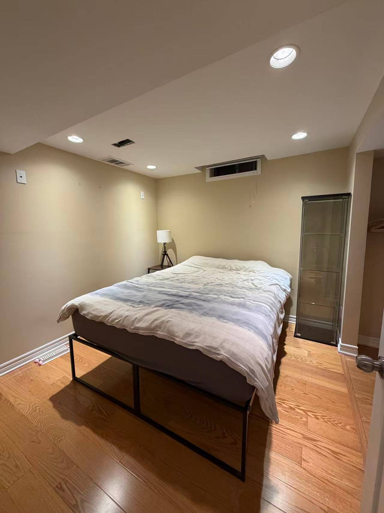 Mississauga, ON L5V 1G6,4650 Crosswinds DR #Lower