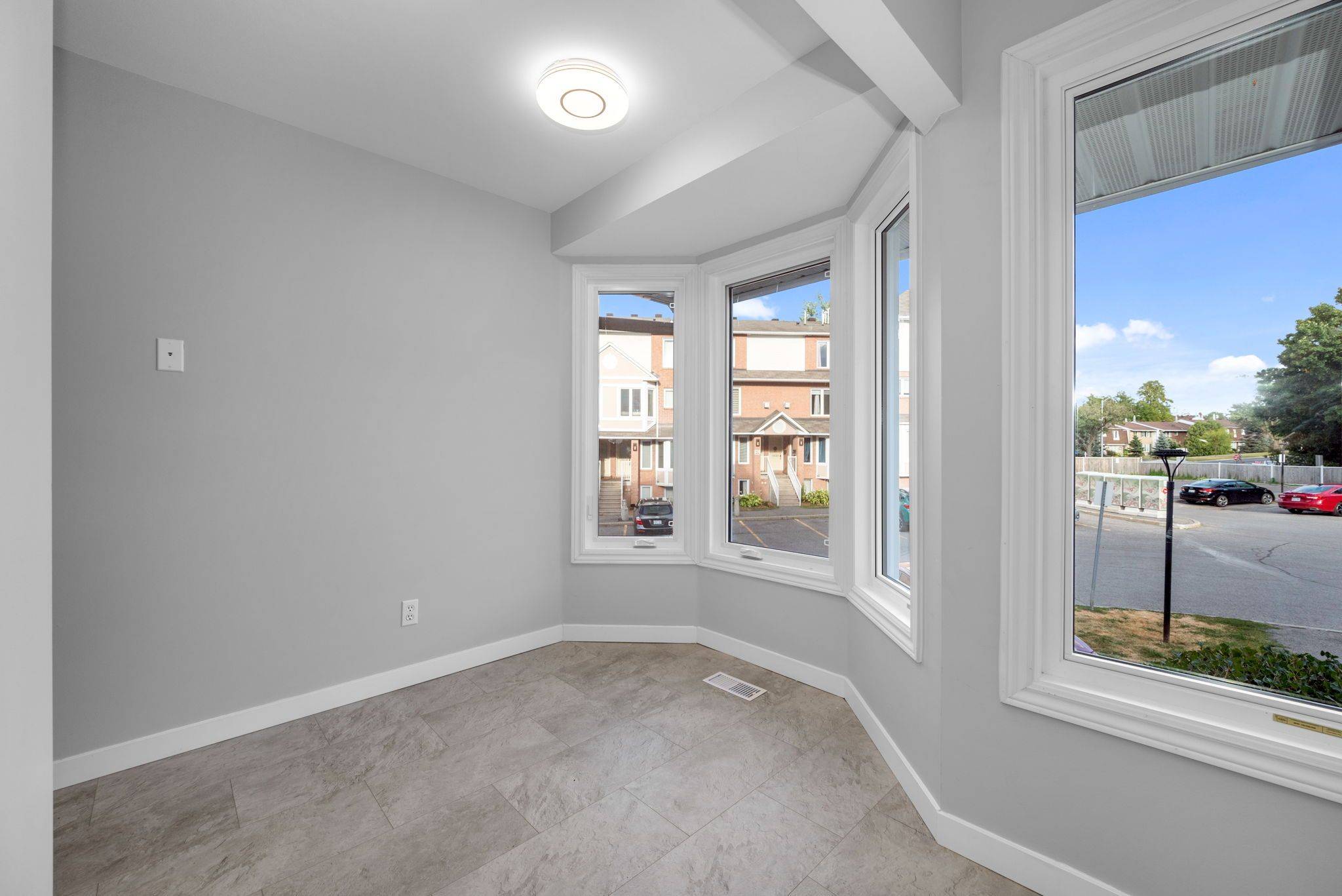 Beacon Hill North - South And Area, ON K1J 1B6,1673 Locksley LN