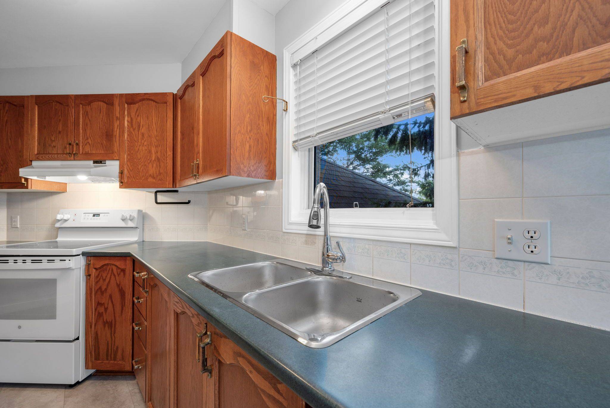 Beacon Hill North - South And Area, ON K1J 1B6,1673 Locksley LN