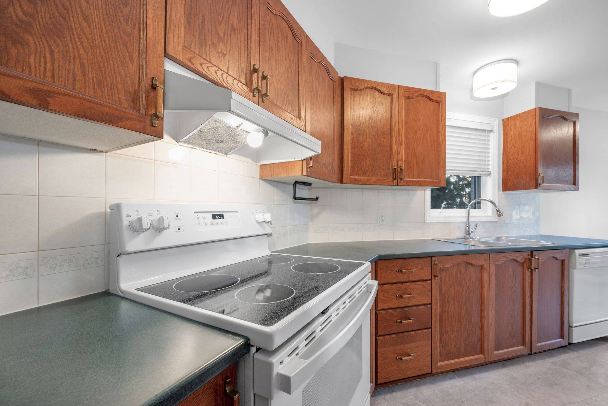 Beacon Hill North - South And Area, ON K1J 1B6,1673 Locksley LN