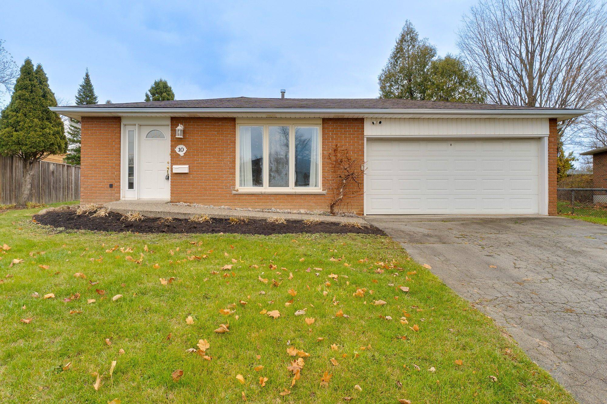 Hamilton, ON L8B 0B3,10 Ashdale CT