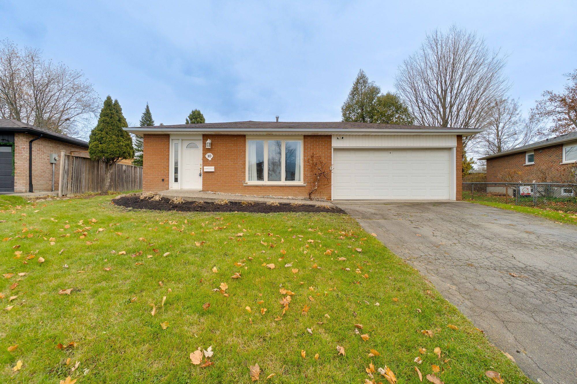 Hamilton, ON L8B 0B3,10 Ashdale CT
