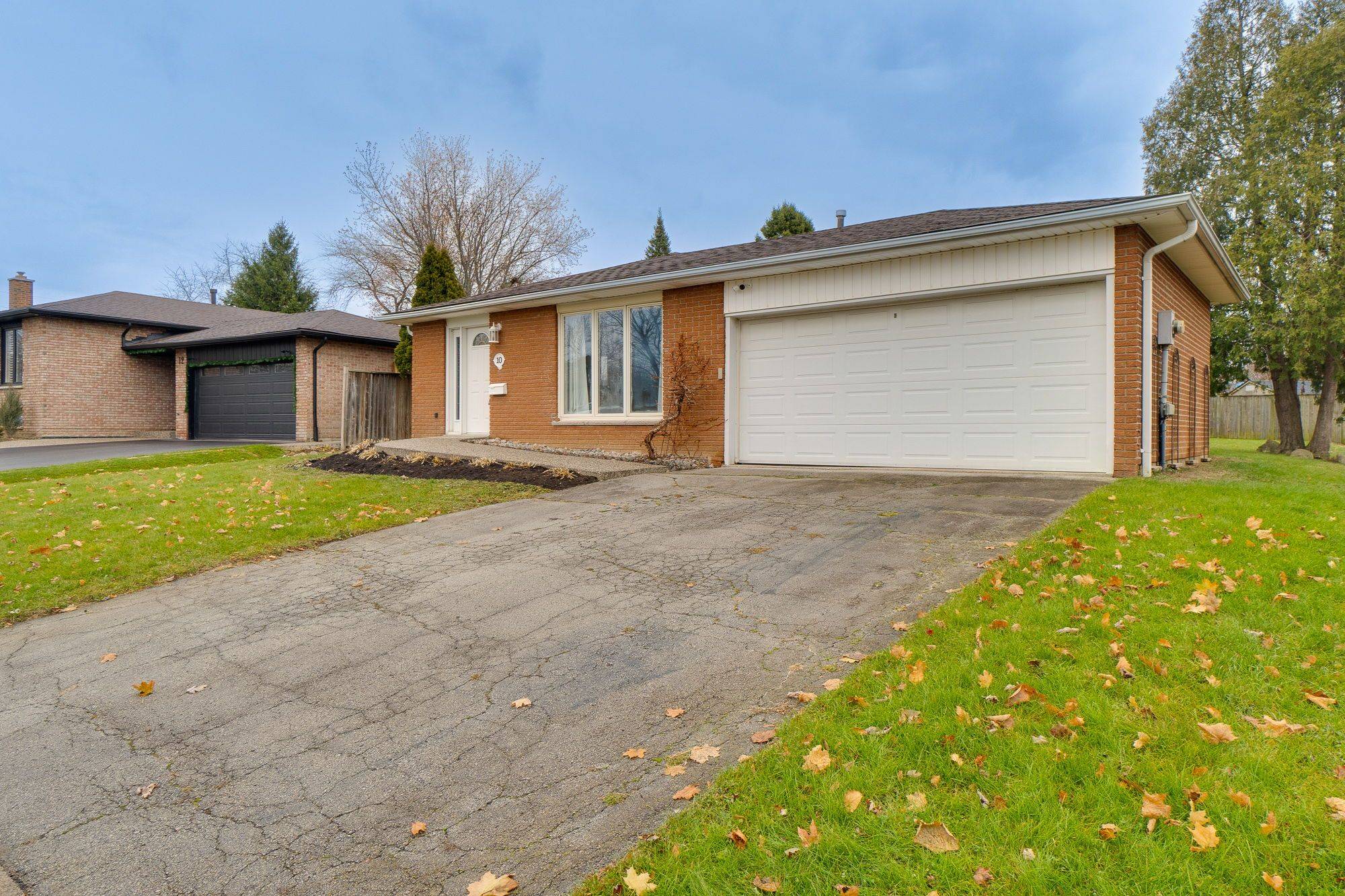 Hamilton, ON L8B 0B3,10 Ashdale CT