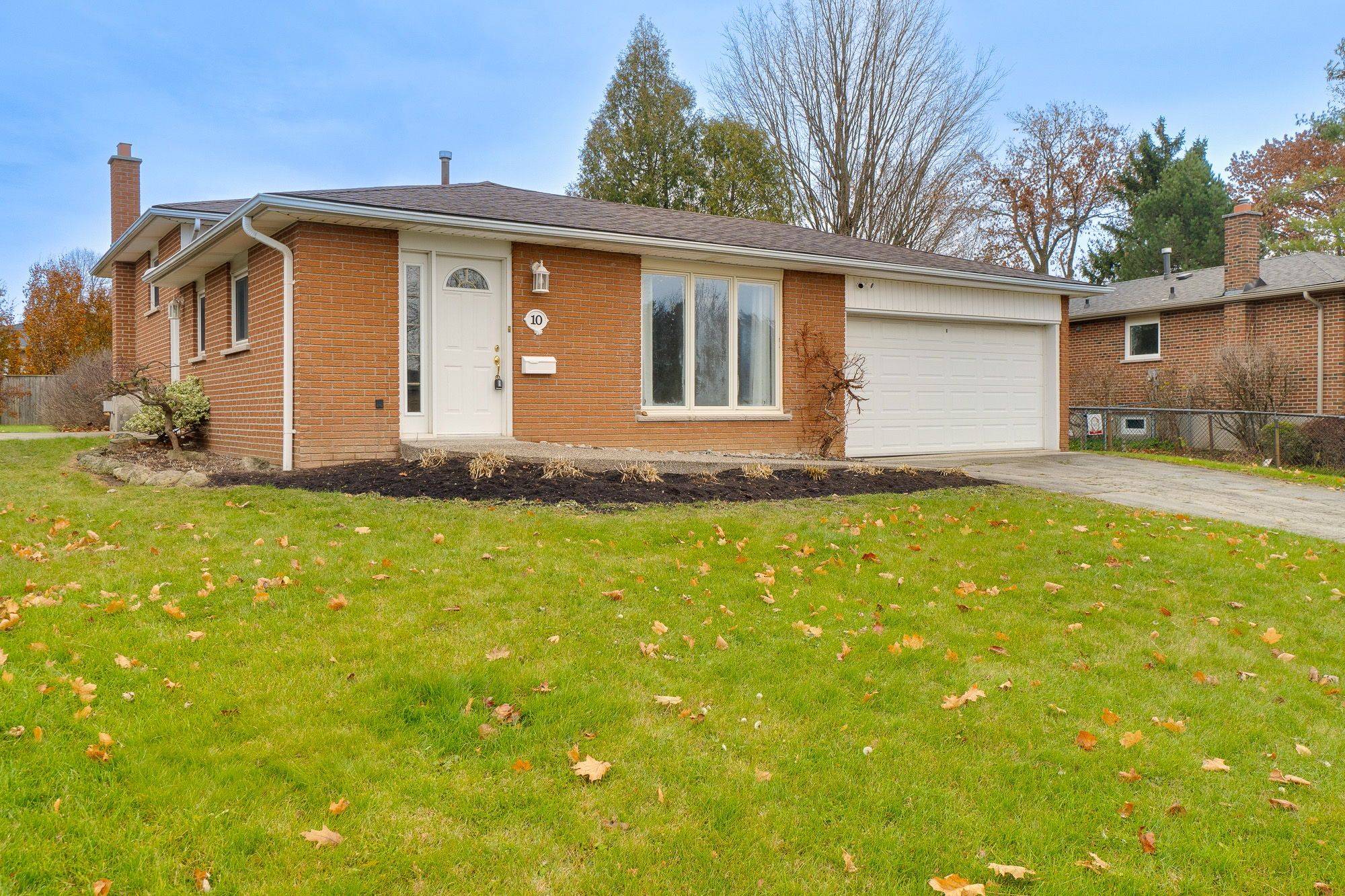 Hamilton, ON L8B 0B3,10 Ashdale CT