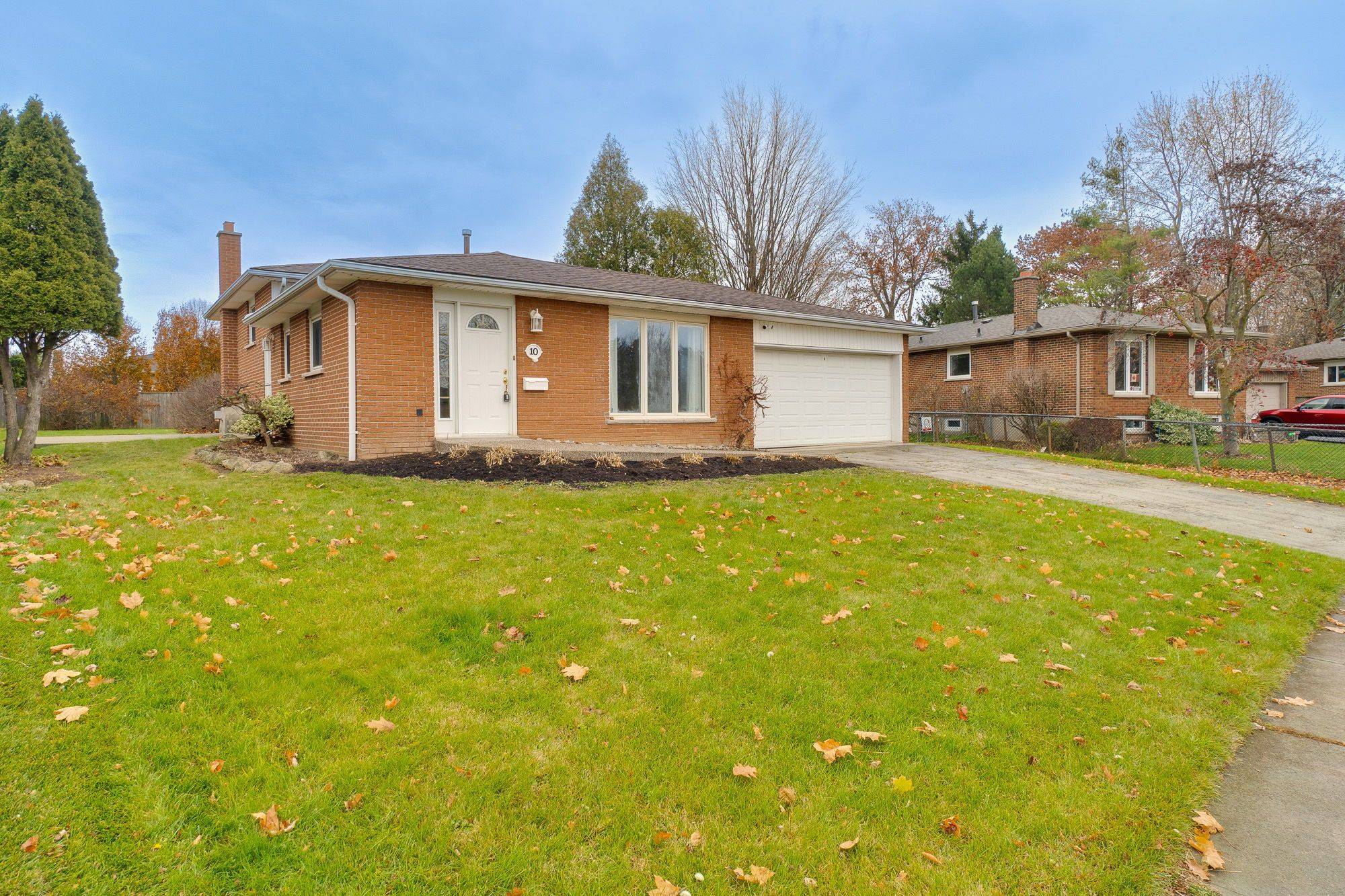 Hamilton, ON L8B 0B3,10 Ashdale CT