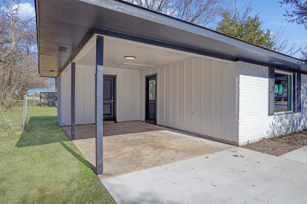 Leonard, TX 75452,104 W Short Street