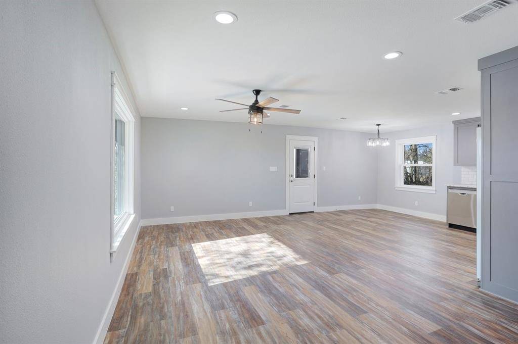 Leonard, TX 75452,104 W Short Street