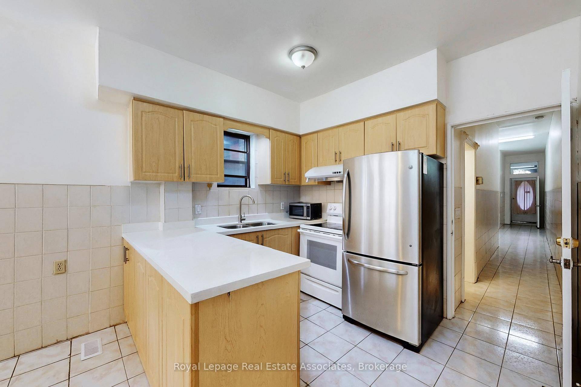 Toronto C08, ON M5A 2T2,143 Seaton ST