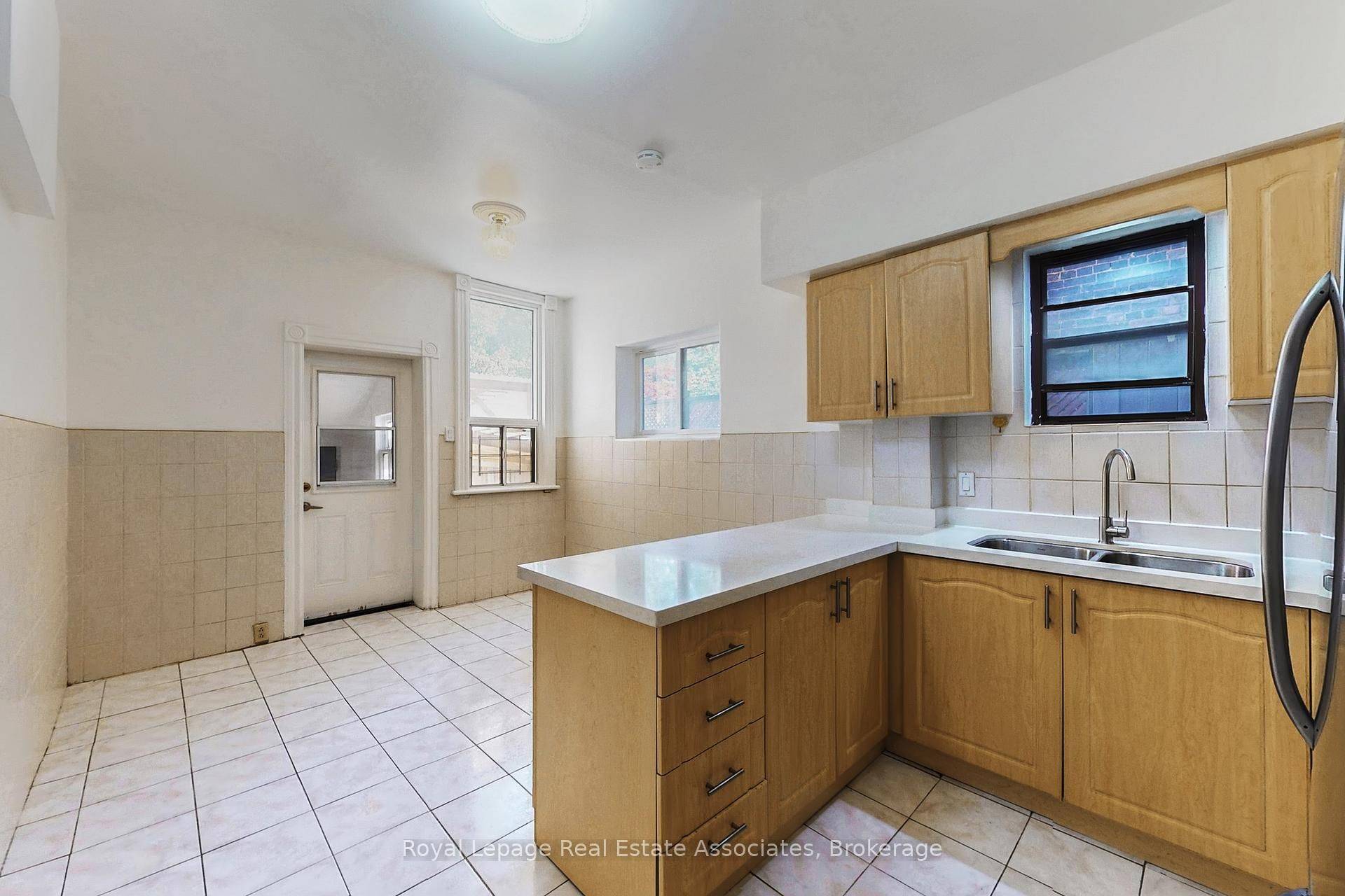 Toronto C08, ON M5A 2T2,143 Seaton ST