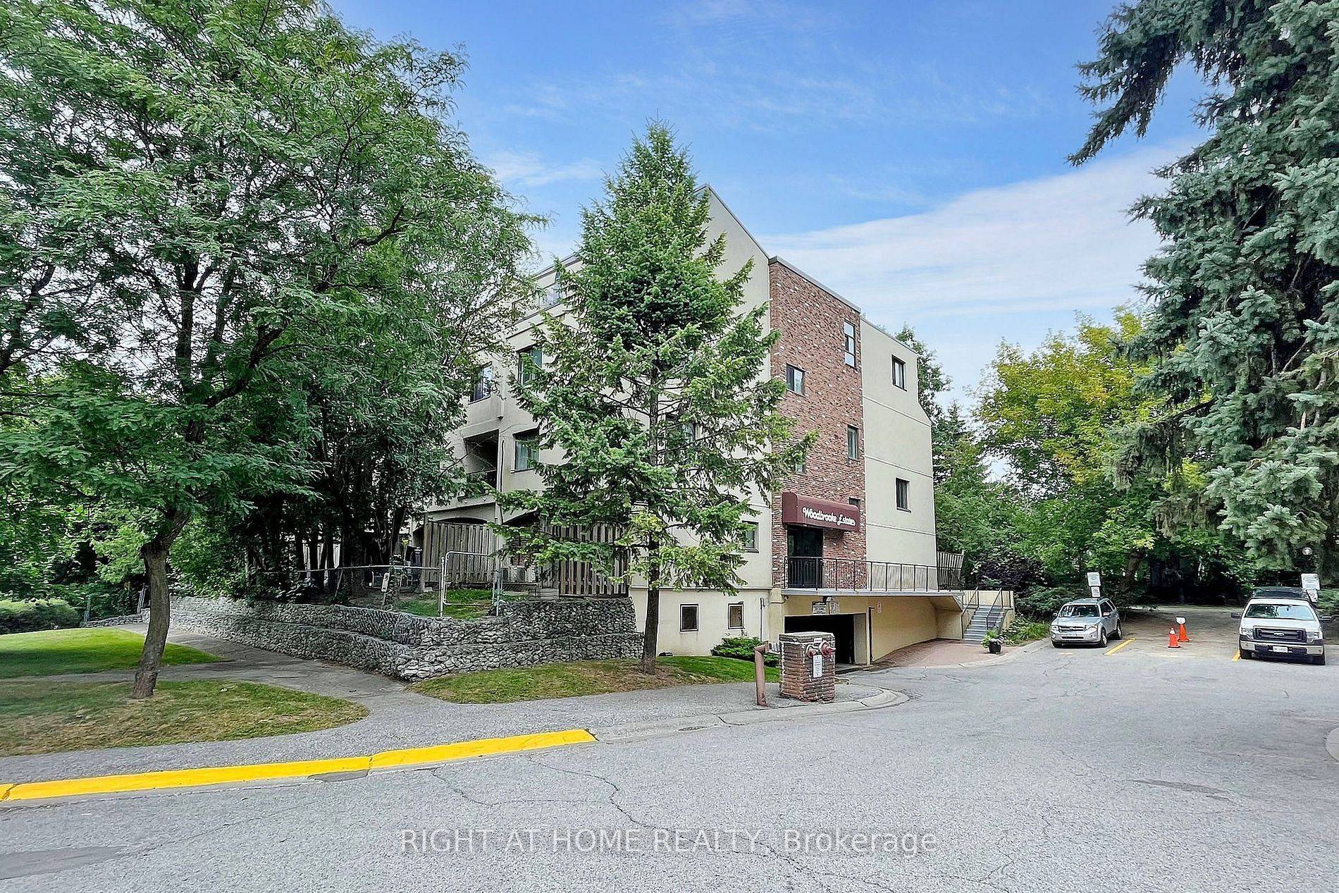 Toronto C15, ON M2H 3J6,25 Pebble Byway #22