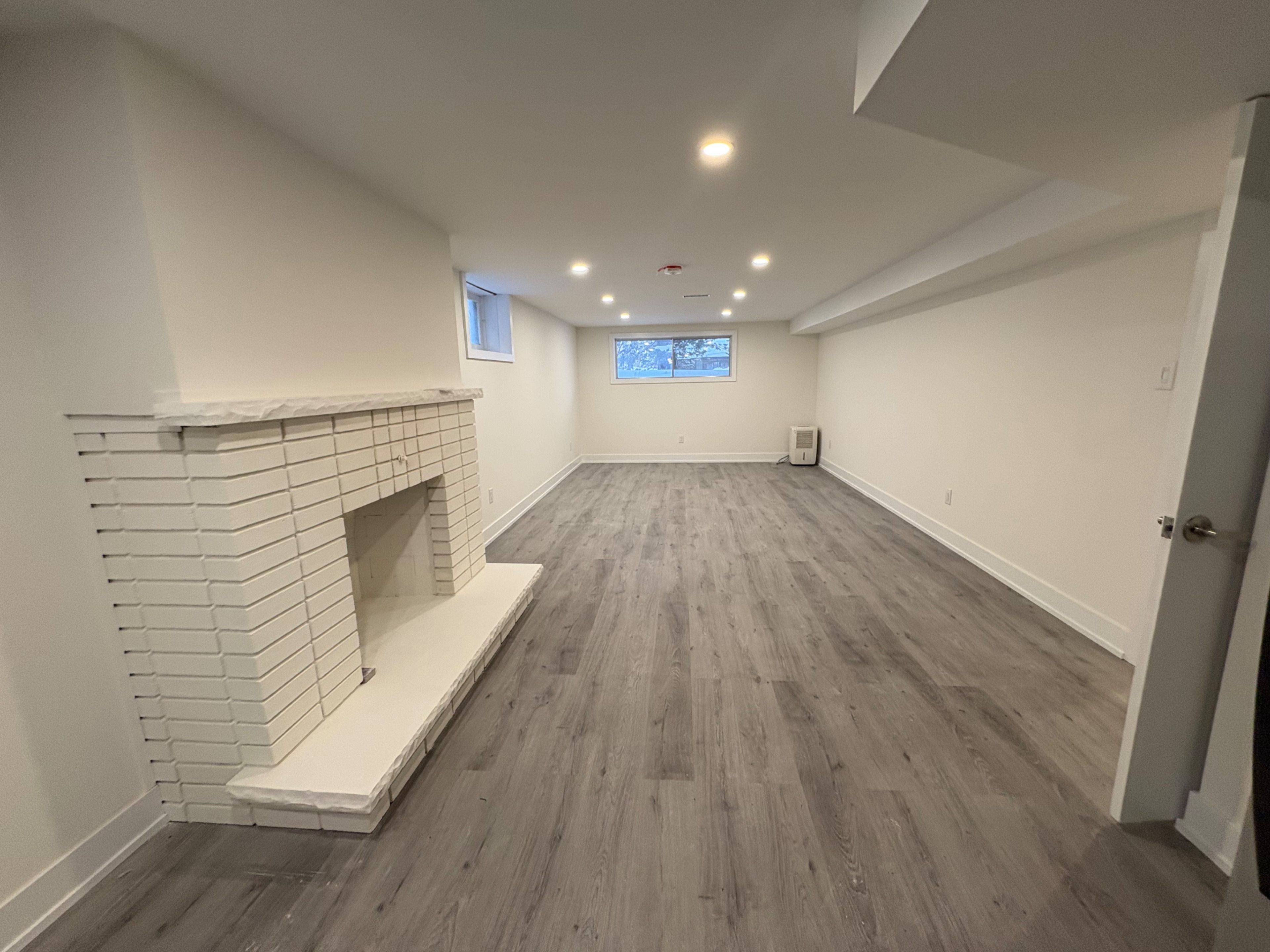 Barrie, ON L4N 2X3,3 Highcroft RD #Lower Unit