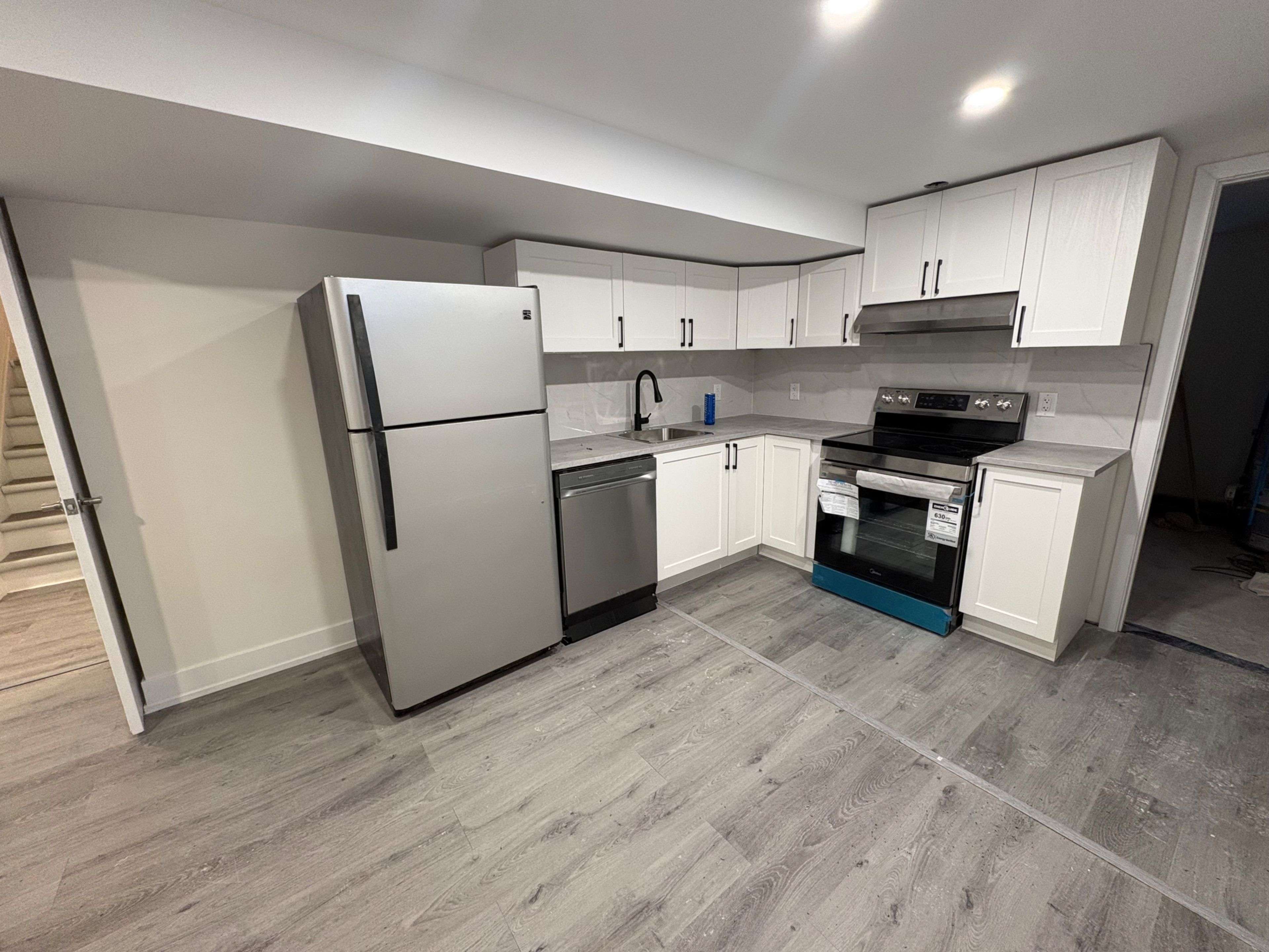 Barrie, ON L4N 2X3,3 Highcroft RD #Lower Unit