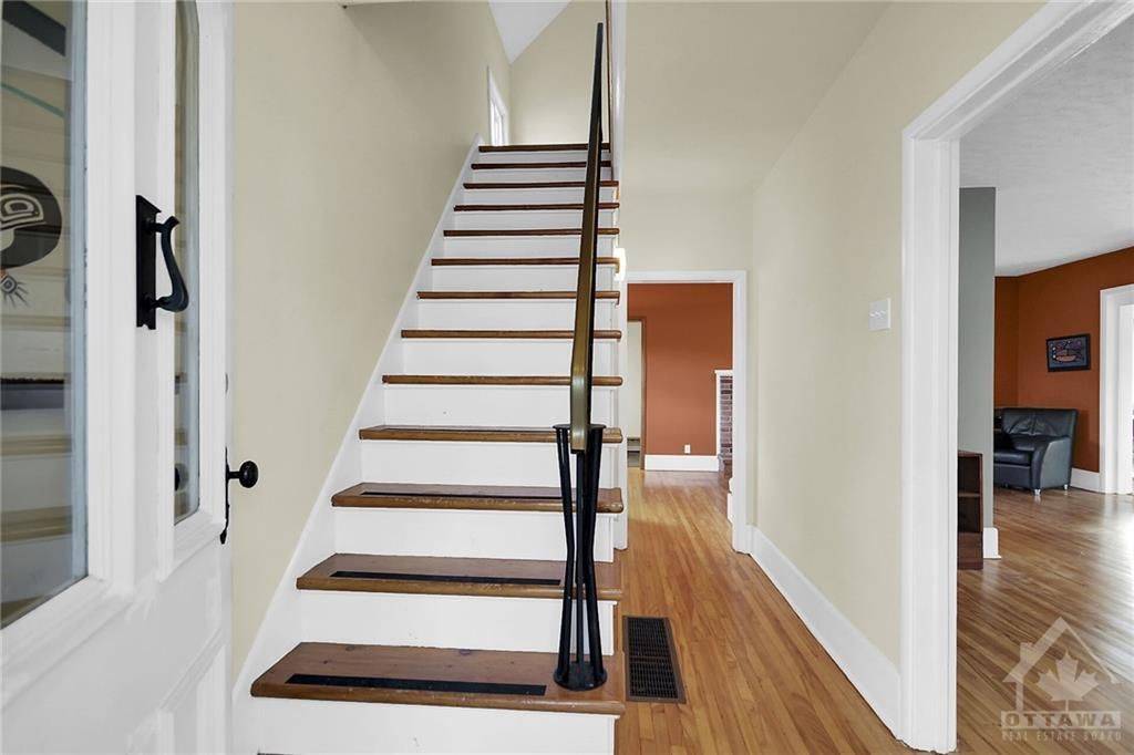 Britannia - Lincoln Heights And Area, ON K2B 6N7,2746 CASSELS ST