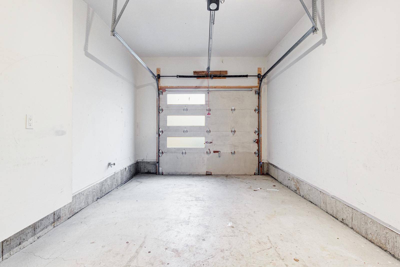 Hamilton, ON L8B 1X2,300 Skinner RD #(Upper)