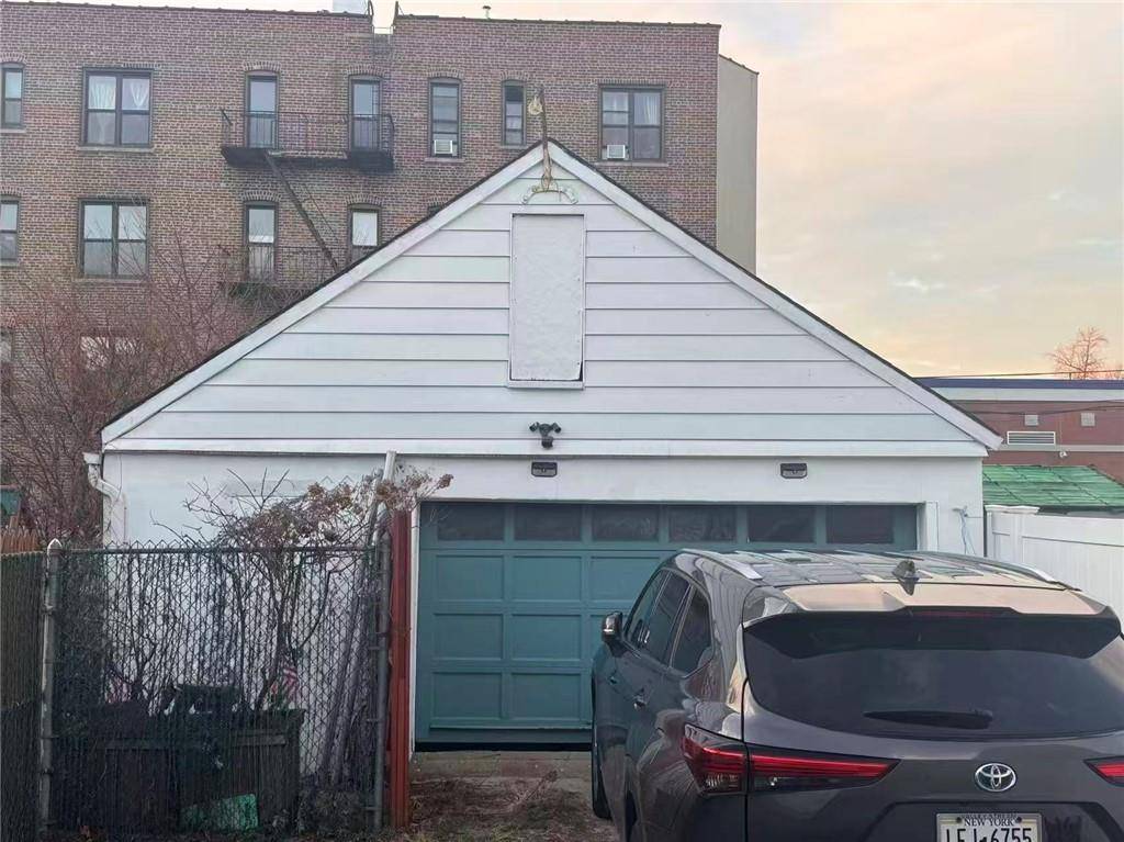 Queens, NY 11378,57-15 66th ST