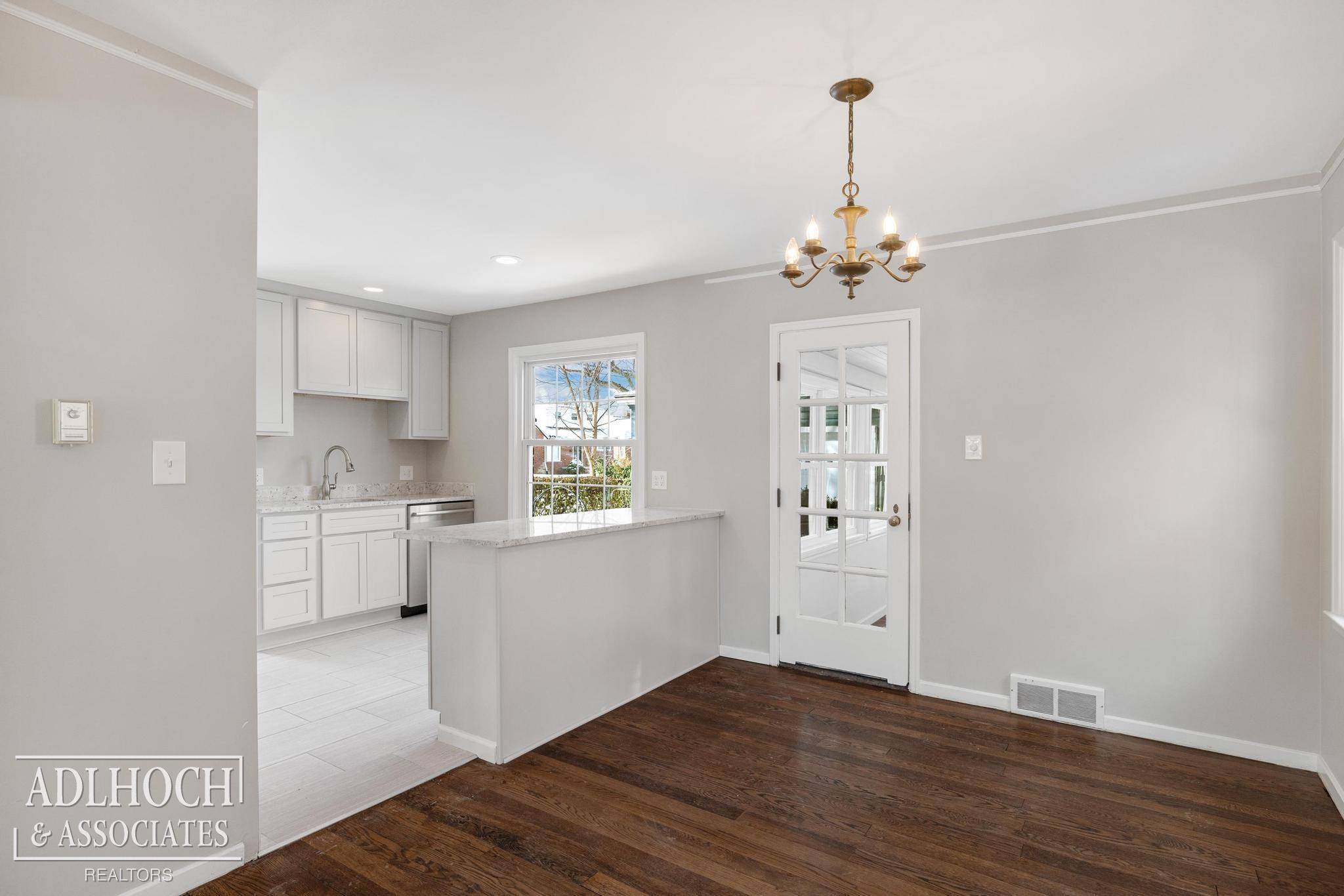 Grosse Pointe Woods, MI 48236,19201 Linville ST