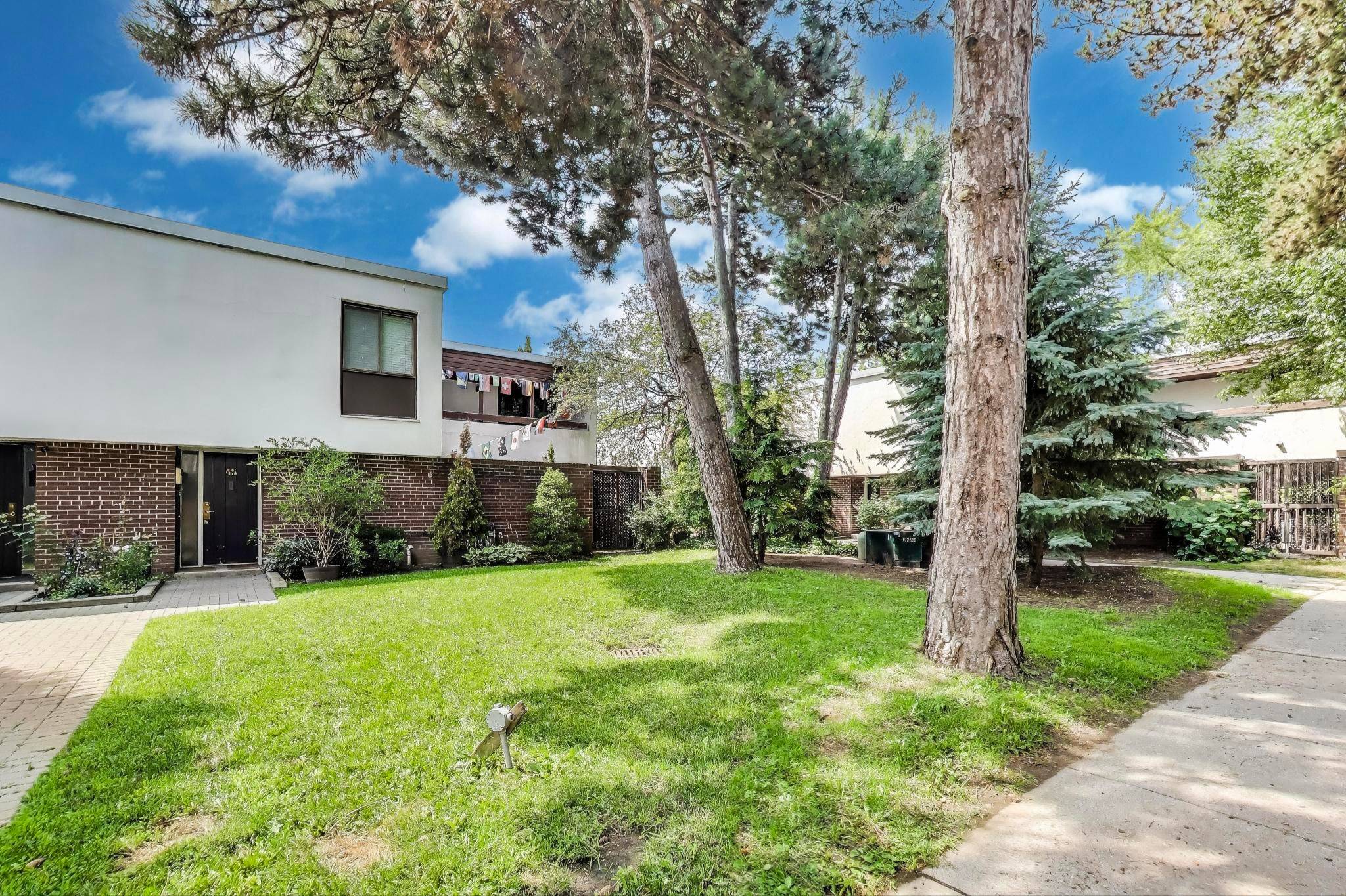 Toronto C12, ON M2L 2T9,396 Woodsworth RD #53