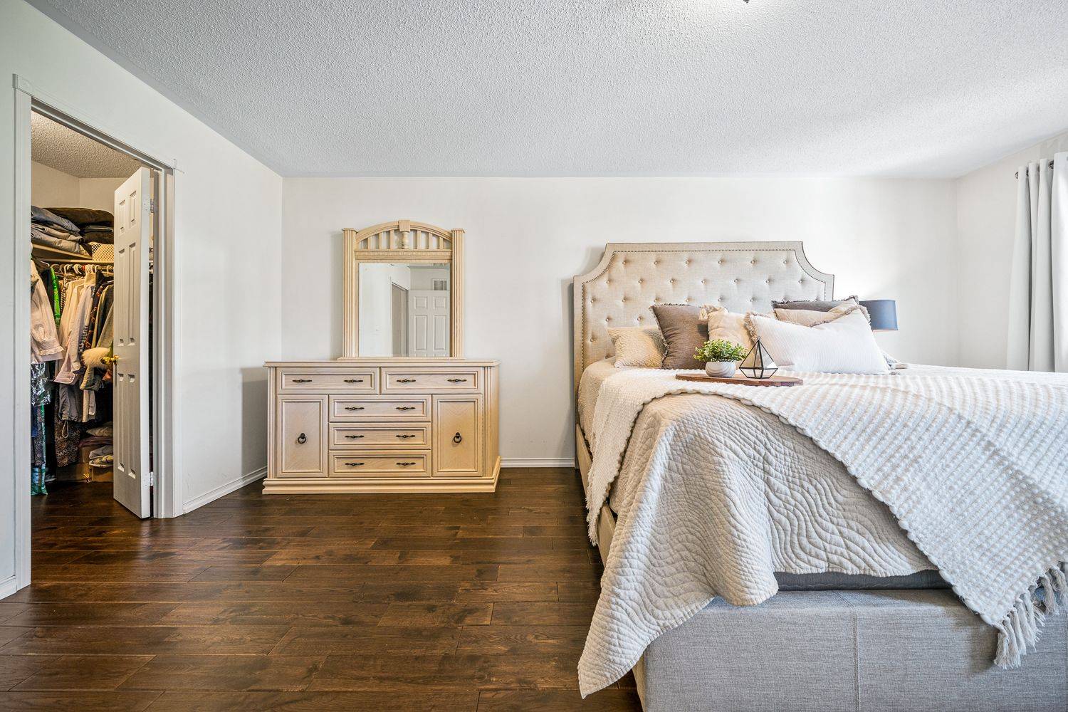 Pickering, ON L1V 7A4,432 Woodsmere CRES