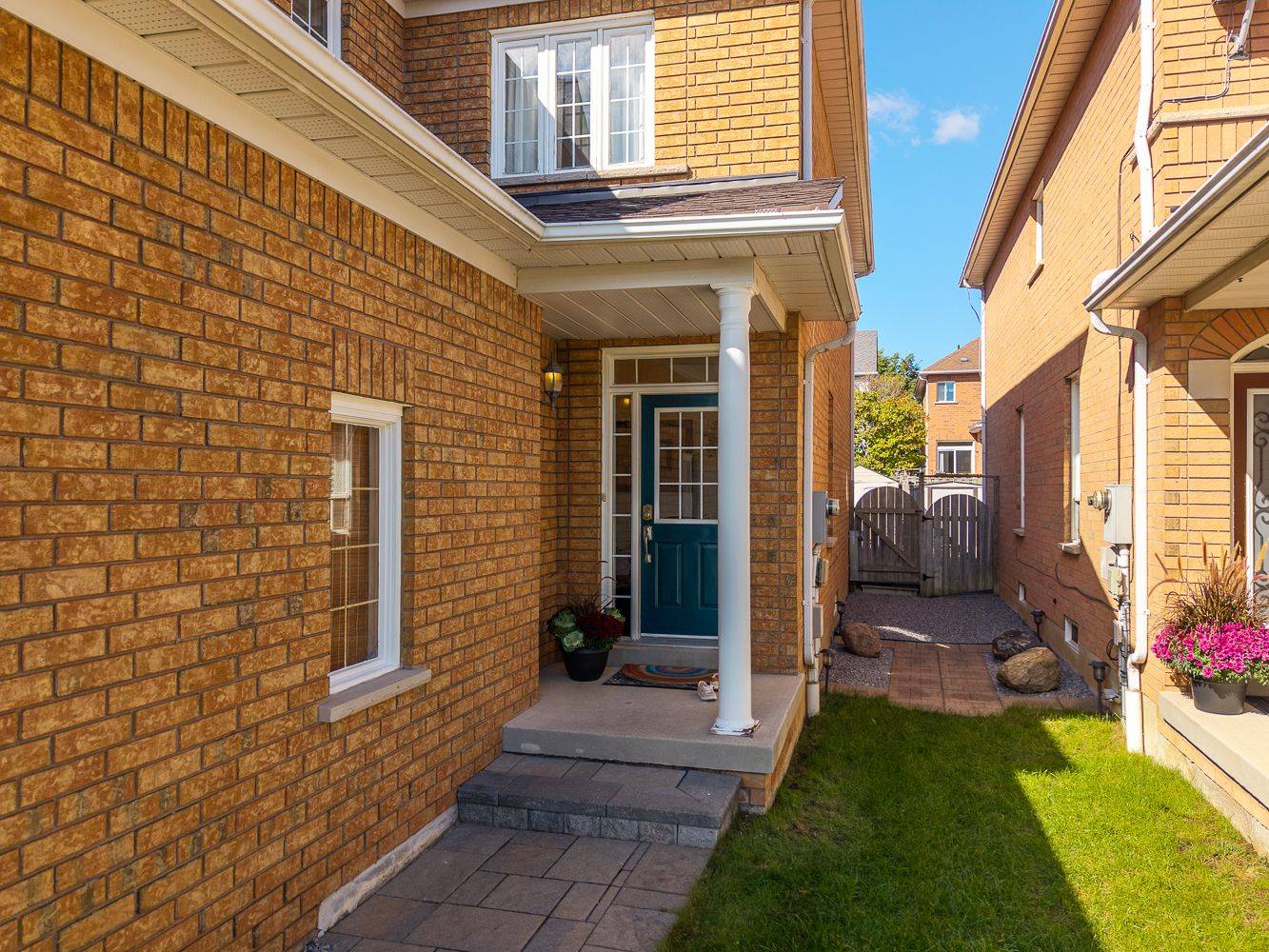 Pickering, ON L1V 7A4,432 Woodsmere CRES