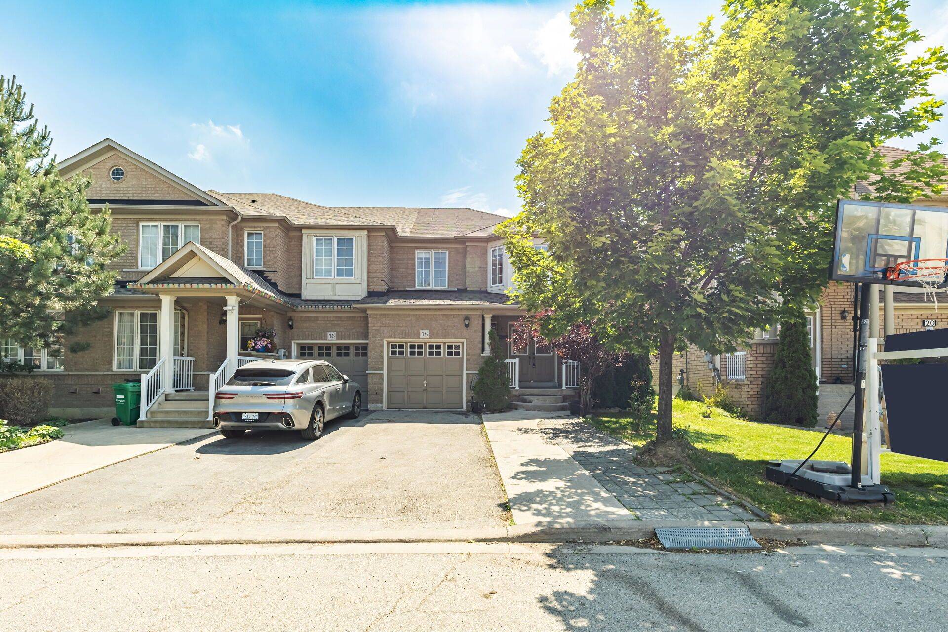 Brampton, ON L6R 0J1,18 Snowshoe LN