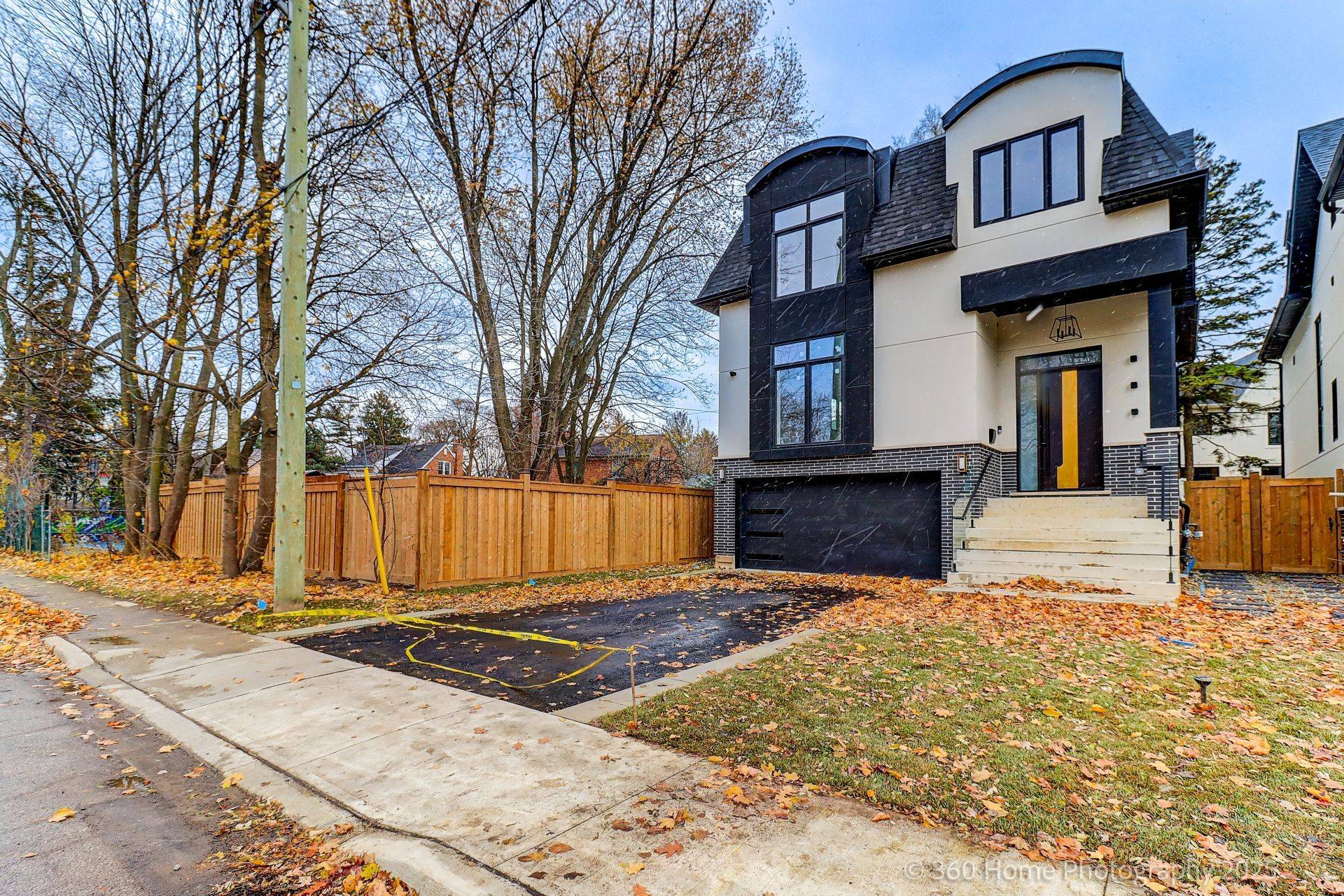 Mississauga, ON L5H 2P6,28 PINE AVE