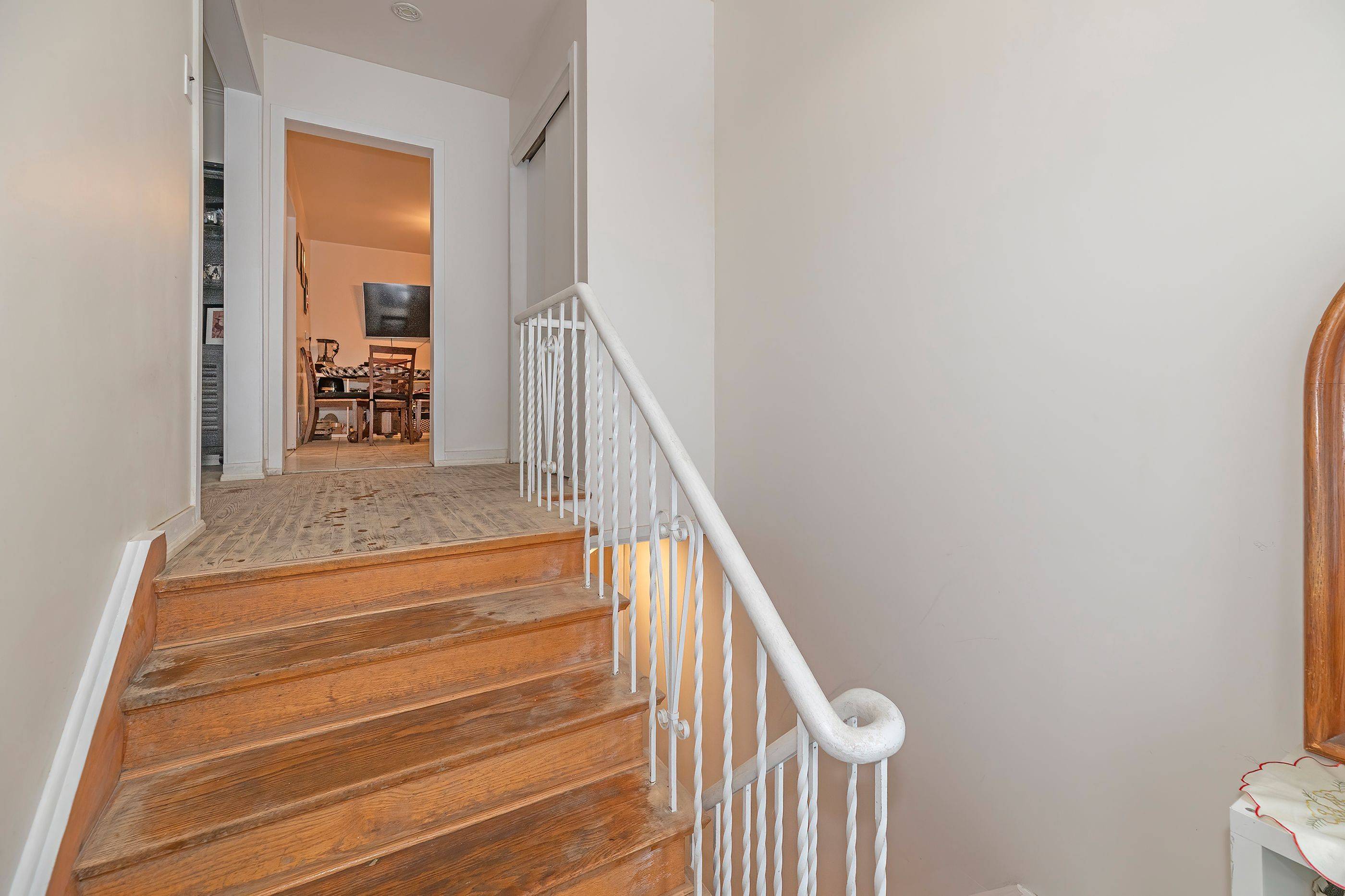 Toronto W04, ON M6L 1Y2,567 Rustic RD