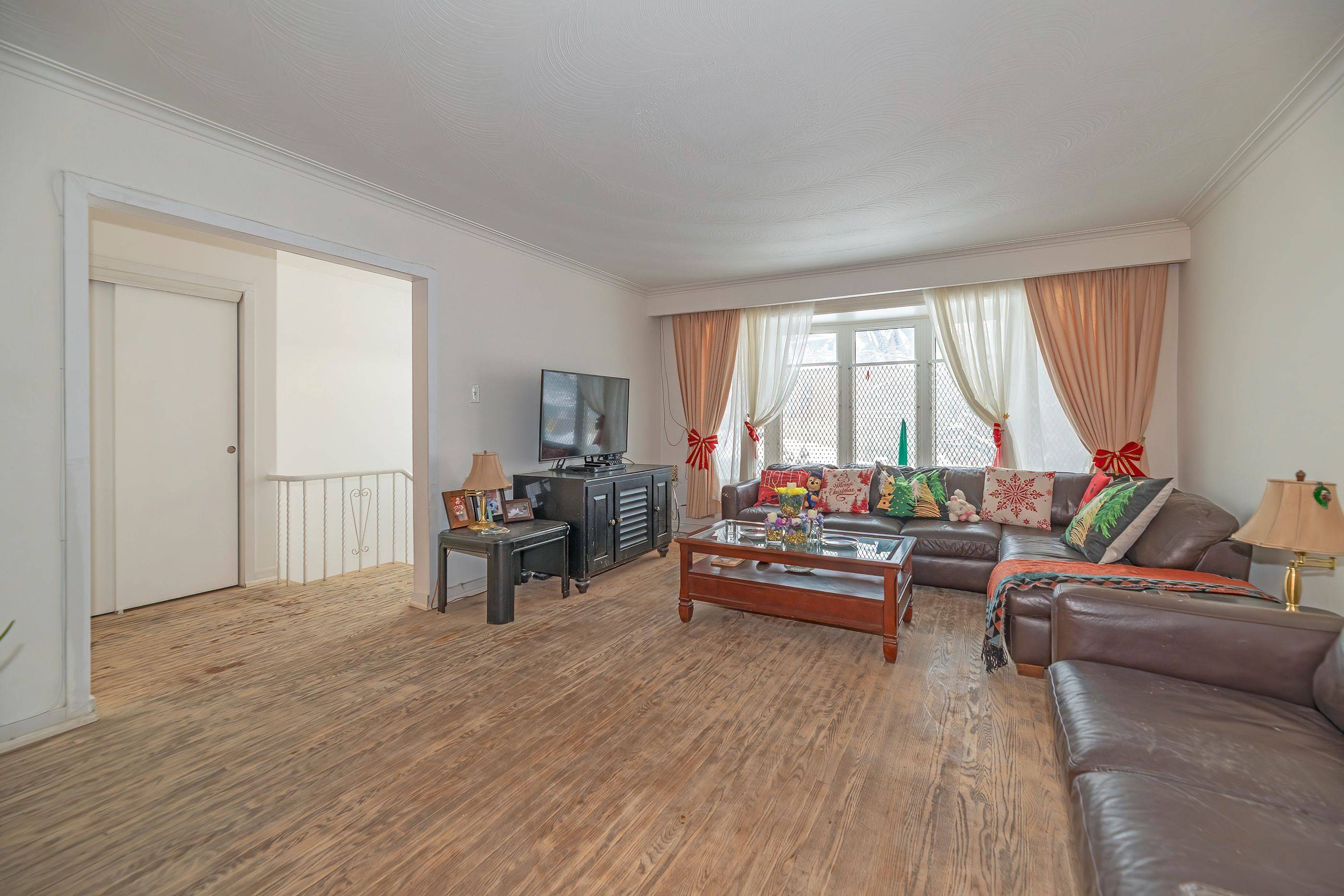 Toronto W04, ON M6L 1Y2,567 Rustic RD