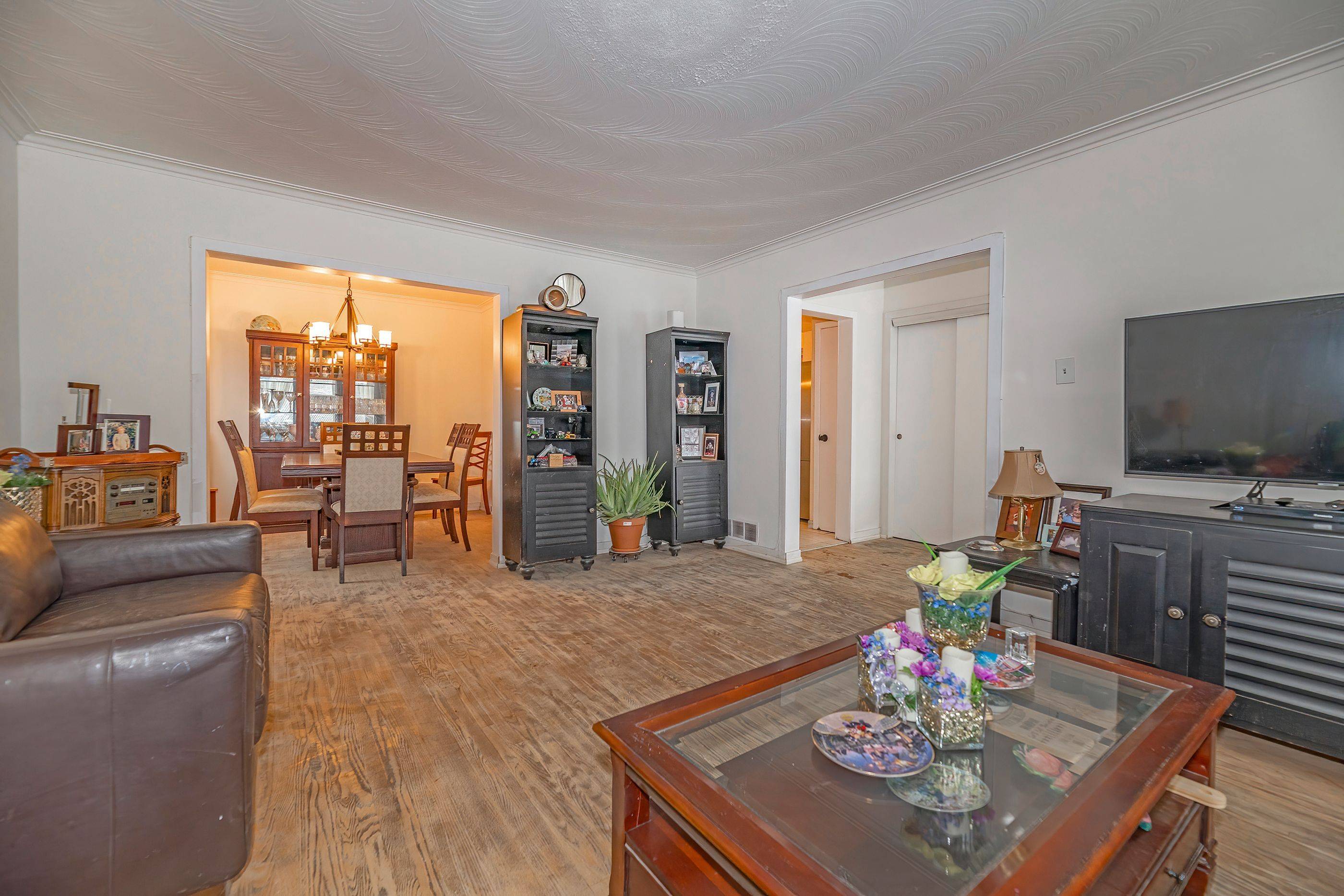 Toronto W04, ON M6L 1Y2,567 Rustic RD