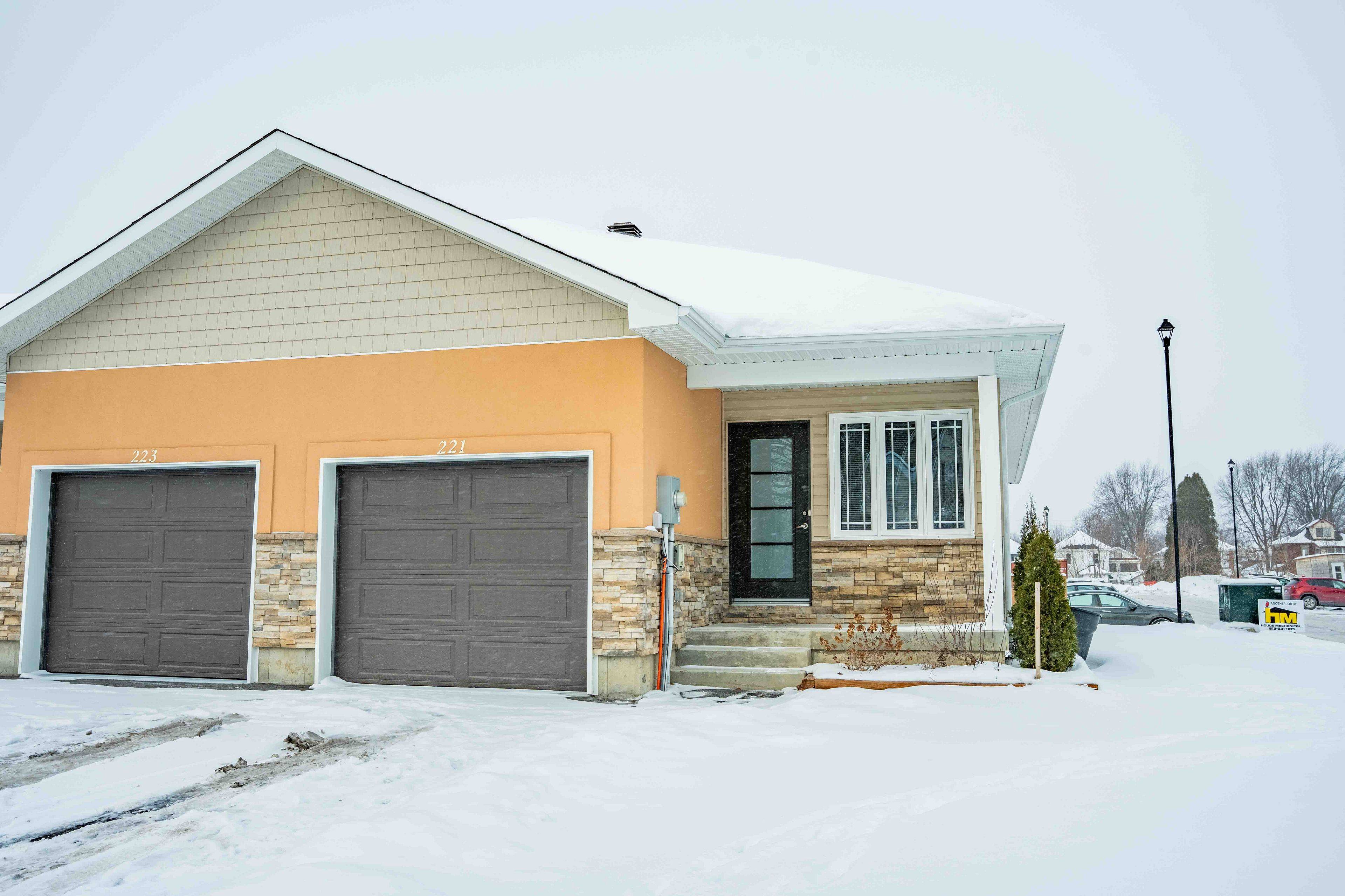 Cornwall, ON K6J 0B6,221 Third ST W